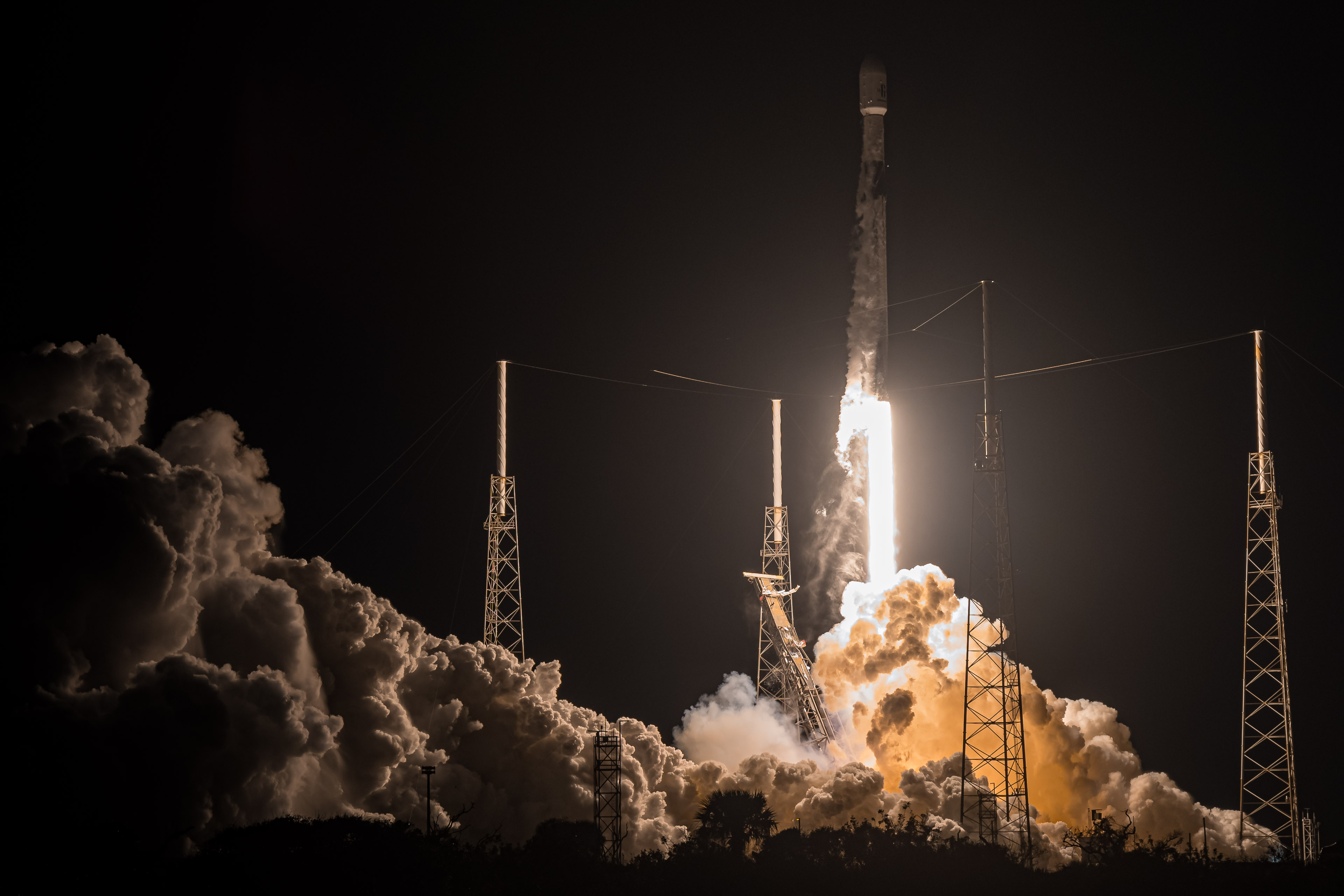 SpaceX realizó con éxito dos lanzamientos del Falcon 9 en cuestión de horas. Los cohetes pusieron en órbita varias docenas de satélites, entre ellos Starlink SpaceX realizó con éxito dos lanzamientos del Falcon 9 en cuestión de horas. Los cohetes pusieron en órbita varias docenas de satélites, entre ellos Starlink