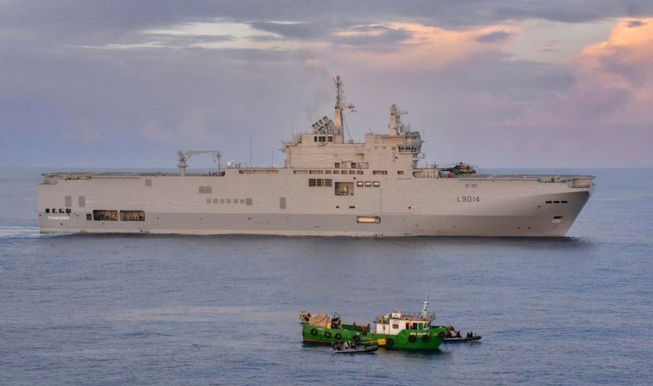 El portahelicópteros francés FS Tonnerre intercepta un barco con 4.600 kilos de cocaína valorados en 158.000.000 dólares El portahelicópteros francés FS Tonnerre intercepta un barco con 4.600 kilos de cocaína valorados en 158.000.000 dólares