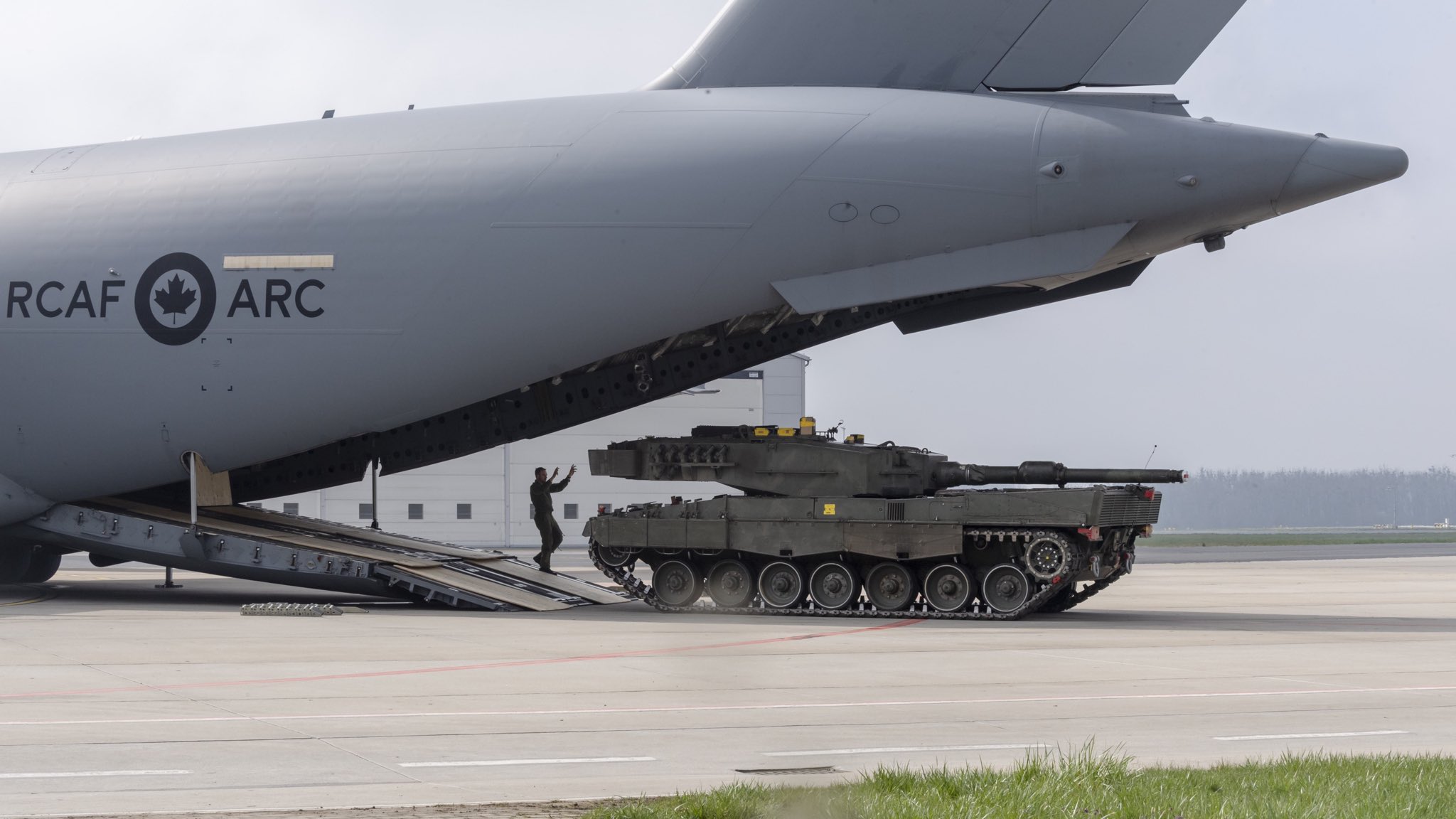 Canadá envía ocho carros de combate Leopard 2A4 a Polonia para su transferencia a Ucrania Canadá envía ocho carros de combate Leopard 2A4 a Polonia para su transferencia a Ucrania