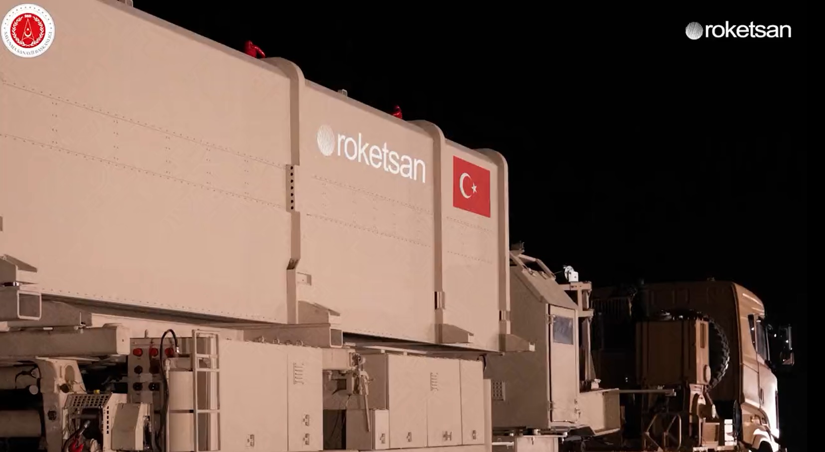 Roketsan presenta el CENK, el primer misil balístico de medio alcance de Turquía capaz de alcanzar objetivos situados a 1.000 km de distancia. Roketsan presenta el CENK, el primer misil balístico de medio alcance de Turquía capaz de alcanzar objetivos situados a 1.000 km de distancia.
