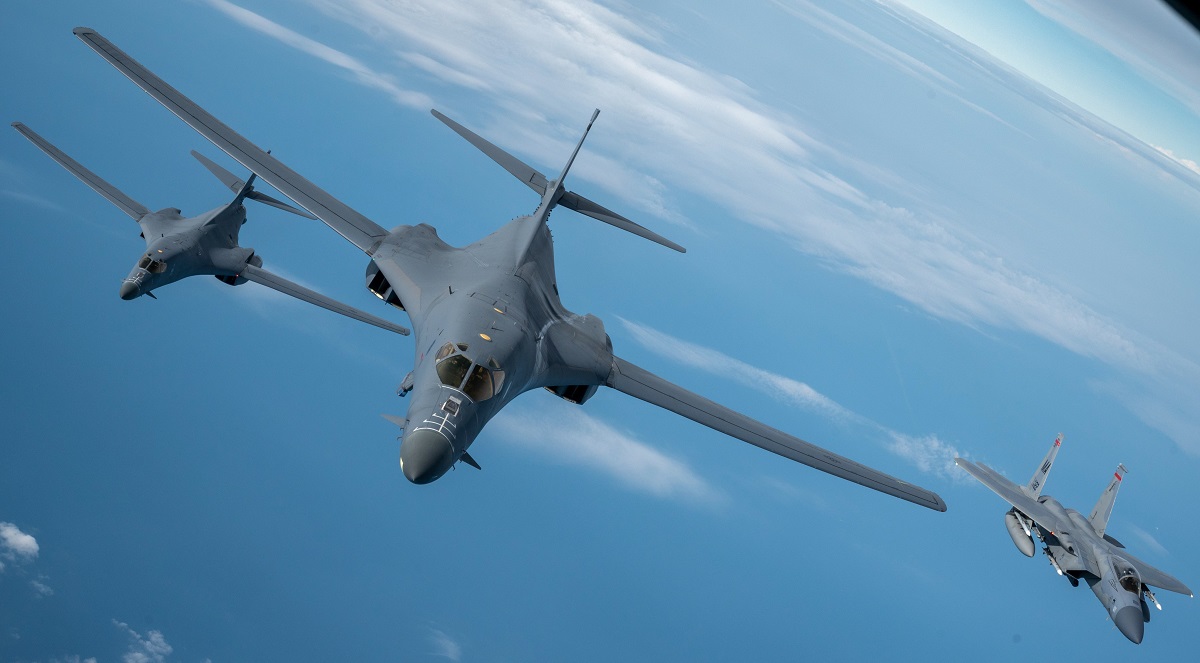 La Fuerza Aérea de EE.UU. interceptó sus propios bombarderos estratégicos B-1B Lancer cuando regresaban de Europa, simulando un ataque contra EE.UU. y Canadá. La Fuerza Aérea de EE.UU. interceptó sus propios bombarderos estratégicos B-1B Lancer cuando regresaban de Europa, simulando un ataque contra EE.UU. y Canadá.