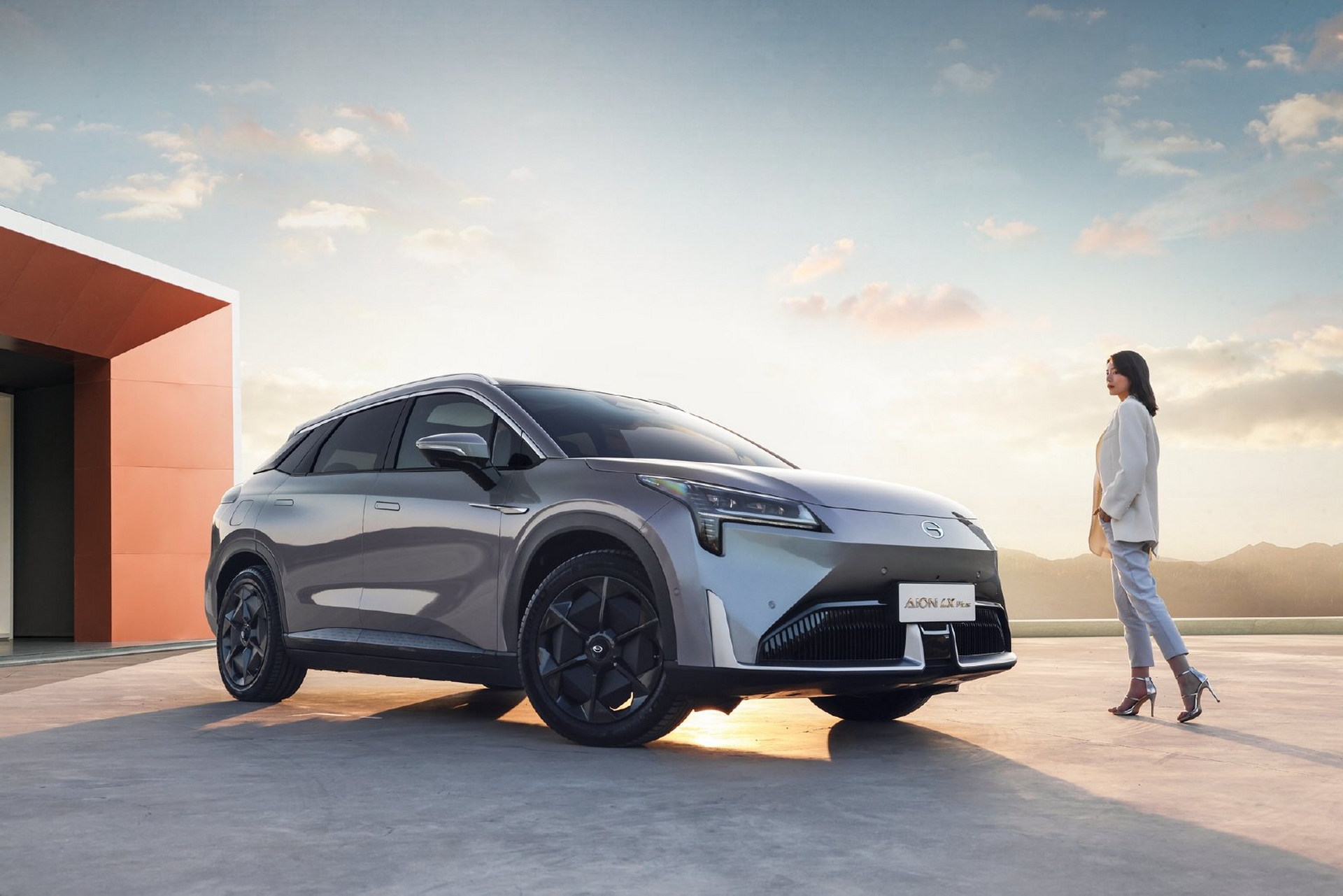 GAC presentó el crossover eléctrico Aion LX Plus con una reserva de marcha de 1000 km y una aceleración a "cientos" en 2,9 segundos. GAC presentó el crossover eléctrico Aion LX Plus con una reserva de marcha de 1000 km y una aceleración a "cientos" en 2,9 segundos.