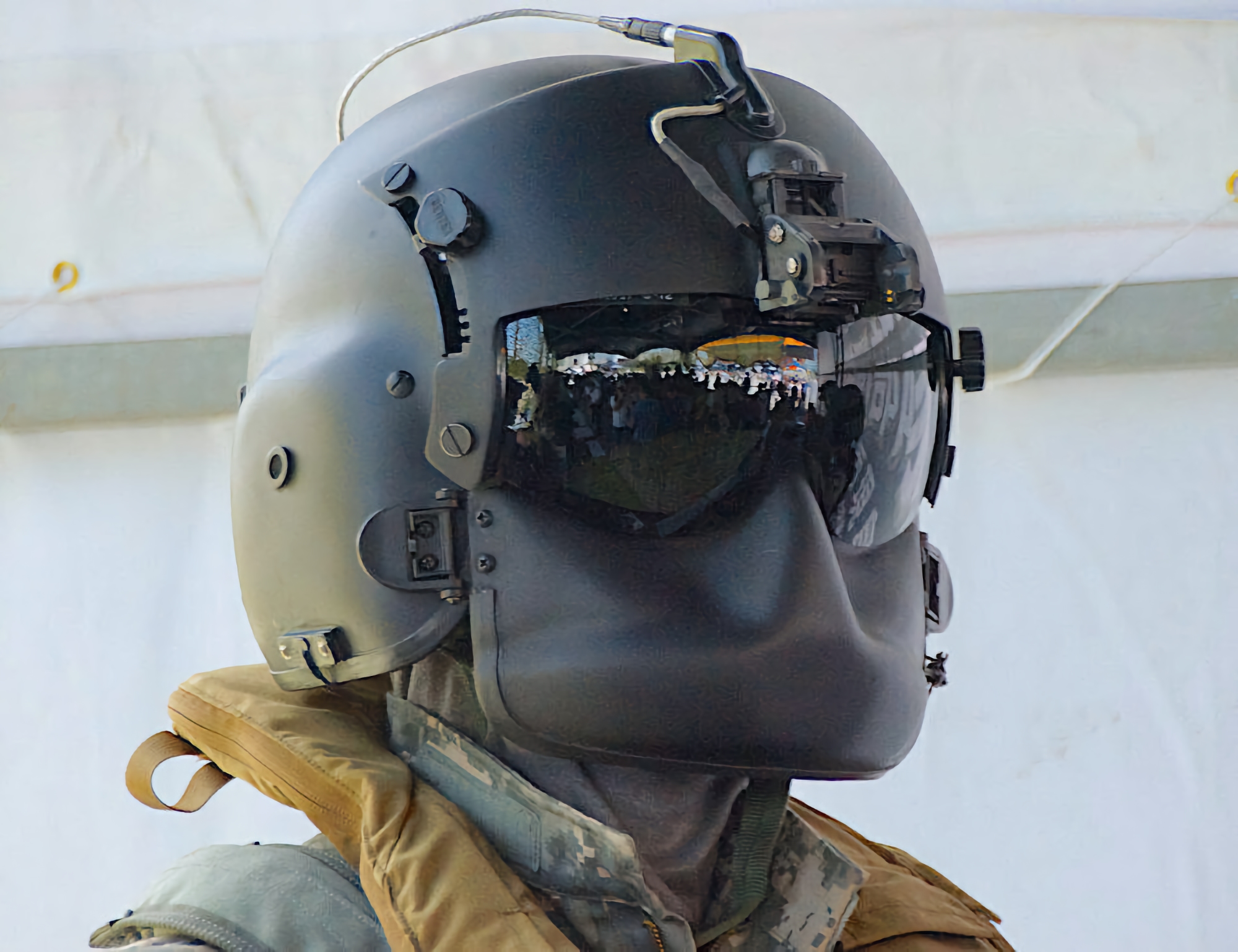 El casco de aviación estadounidense HGU-56/P salvó la vida de un piloto ucraniano después de que su helicóptero fuera derribado por un misil ruso El casco de aviación estadounidense HGU-56/P salvó la vida de un piloto ucraniano después de que su helicóptero fuera derribado por un misil ruso