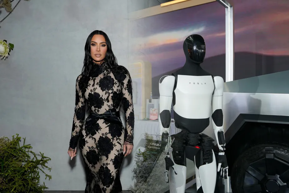 Kim Kardashian sorprende en la red presentando al robot Tesla Optimus (vídeo) Kim Kardashian sorprende en la red presentando al robot Tesla Optimus (vídeo)