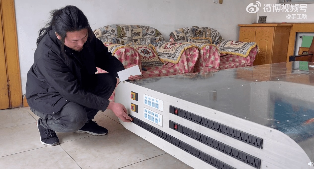 Tiene 60 puertos y puede cargar 5.000 smartphones: un entusiasta fabricó un Power Bank gigante de 27.000.000 mAh Tiene 60 puertos y puede cargar 5.000 smartphones: un entusiasta fabricó un Power Bank gigante de 27.000.000 mAh