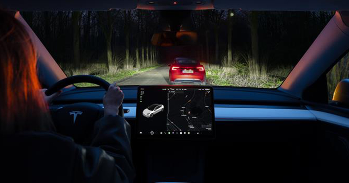El haz de luz alto adaptativo de Tesla: un paso hacia una conducción más segura e inteligente Tesla presenta haz de luz alto adaptativo: ¿una nueva era en la seguridad automotriz?