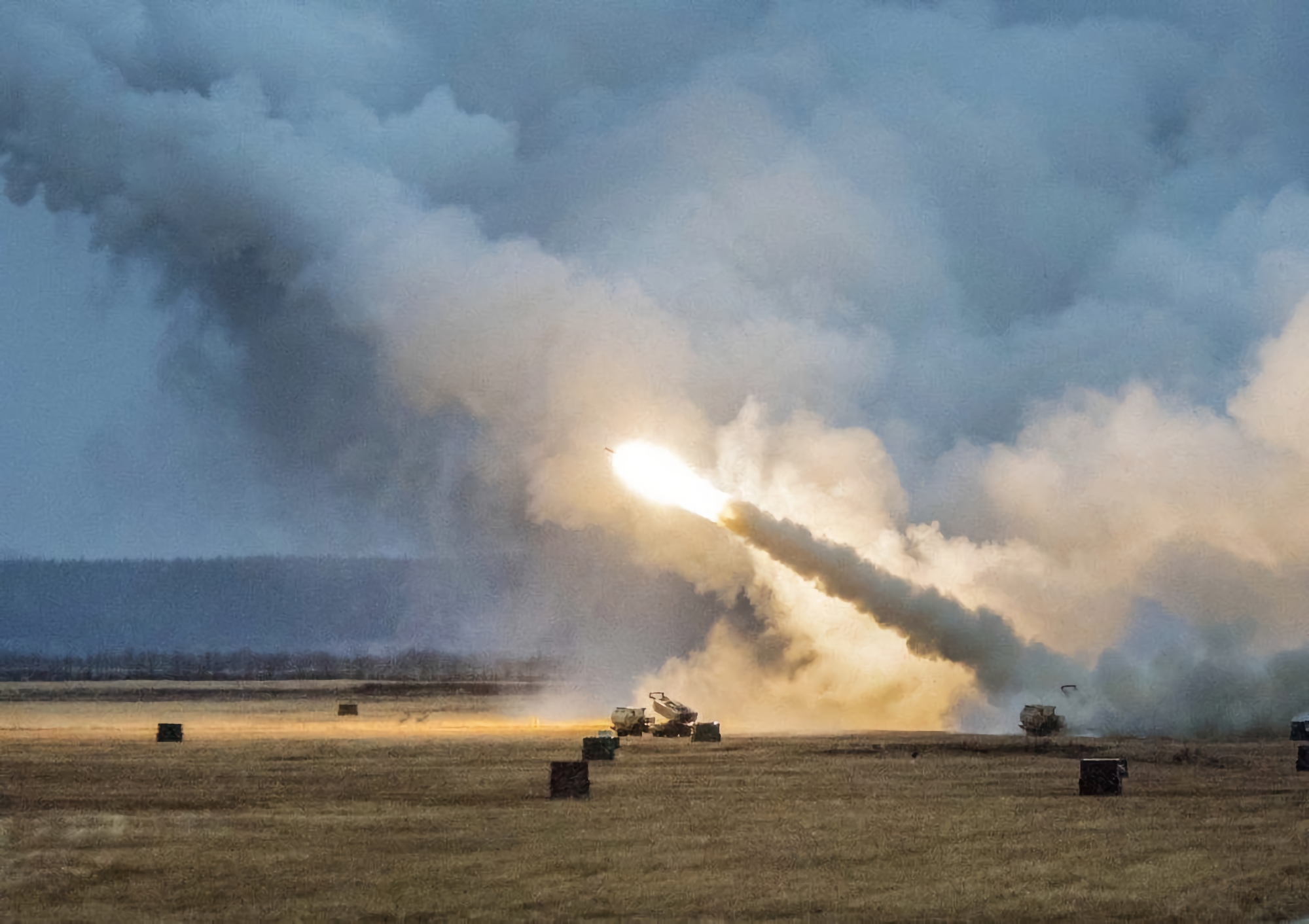 Los sistemas de cohetes de lanzamiento múltiple HIMARS funcionan de noche contra rashists (video) Los sistemas de cohetes de lanzamiento múltiple HIMARS funcionan de noche contra rashists (video)