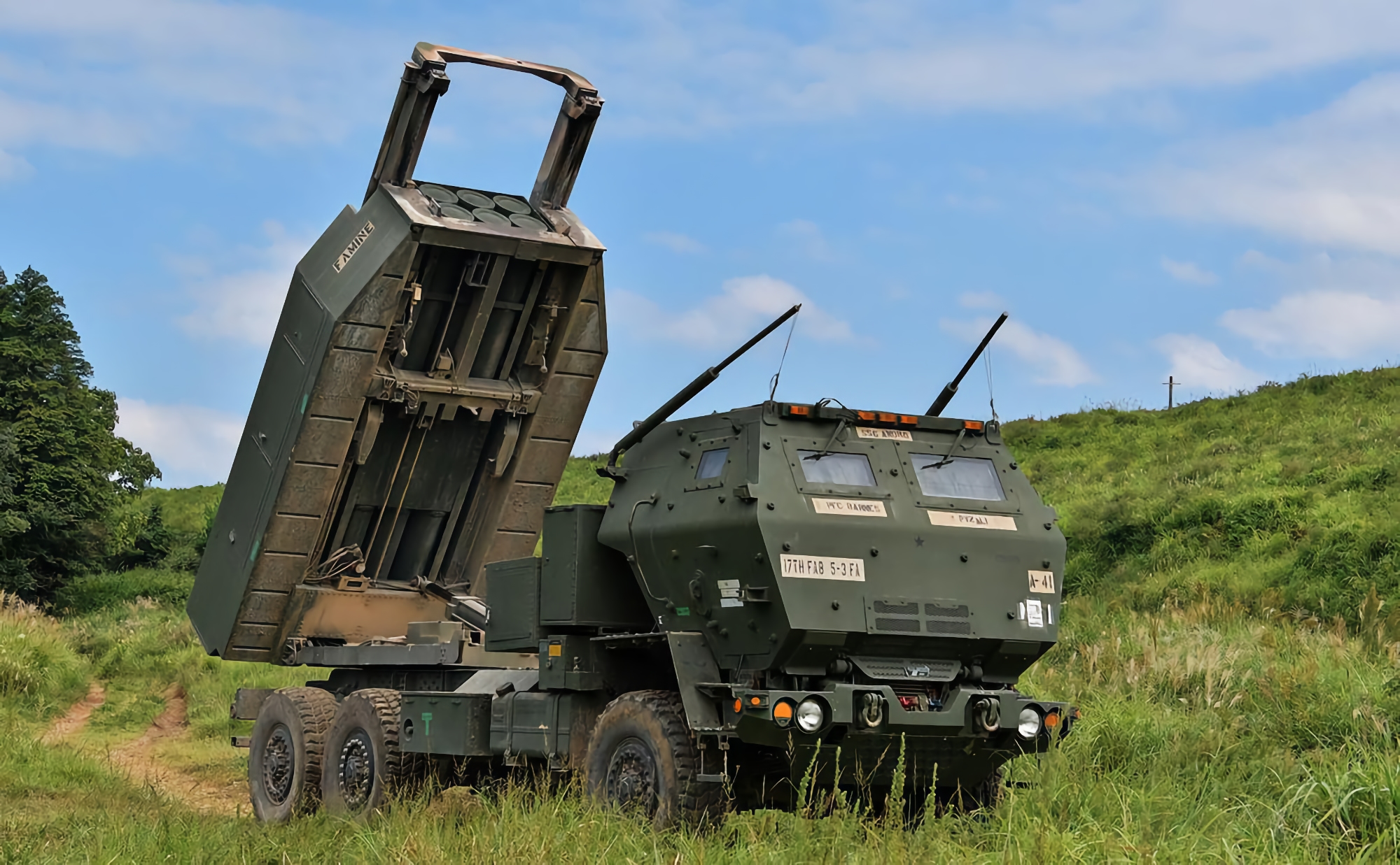 Las Fuerzas Armadas ucranianas fabricaron réplicas de madera de los HIMARS y obligaron a los rusos a gastar en ellos 10 misiles de crucero por valor de 65.000.000 de dólares Las Fuerzas Armadas ucranianas fabricaron réplicas de madera de los HIMARS y obligaron a los rusos a gastar en ellos 10 misiles de crucero por valor de 65.000.000 de dólares
