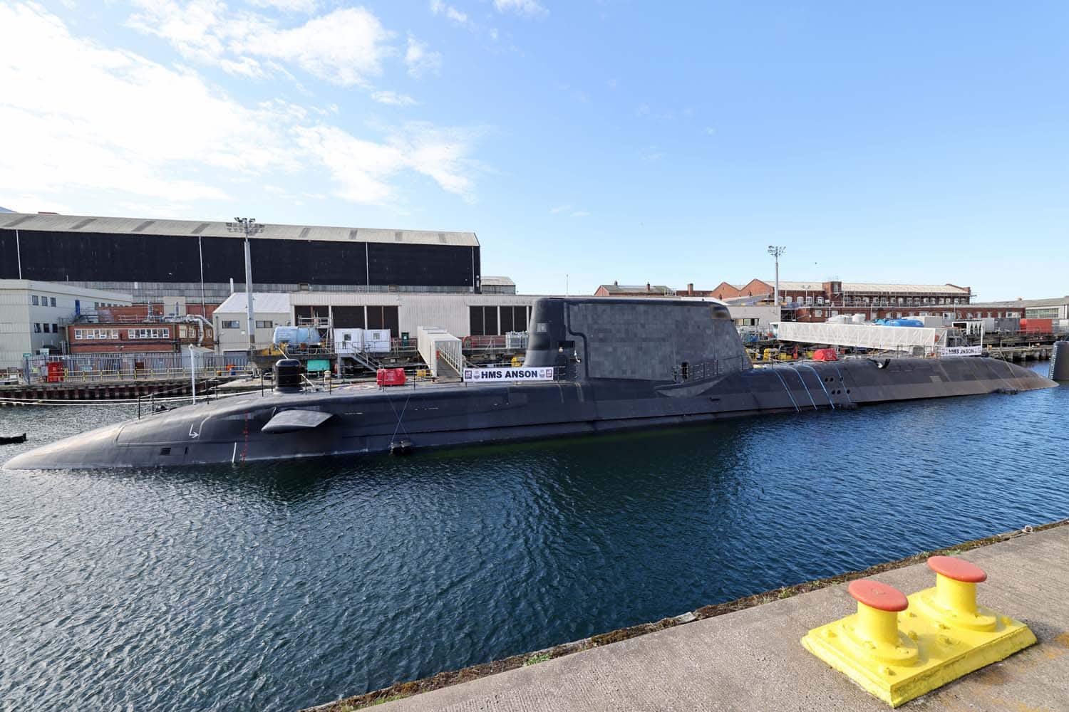 Gran Bretaña recibió el quinto submarino nuclear del tipo Astute con torpedos Spearfish y misiles Tomahawk y Harpoon con un coste de 1.300 millones de libras. Gran Bretaña recibió el quinto submarino nuclear del tipo Astute con torpedos Spearfish y misiles Tomahawk y Harpoon con un coste de 1.300 millones de libras.