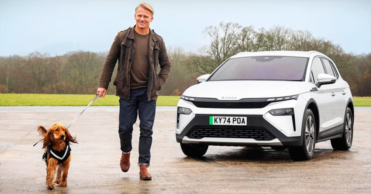 El perro Mango en el punto de mira: El Dr. Miller y el Skoda Elroq forman equipo El Dr. Scott Miller y su perro Mango presentan el Skoda Elroq