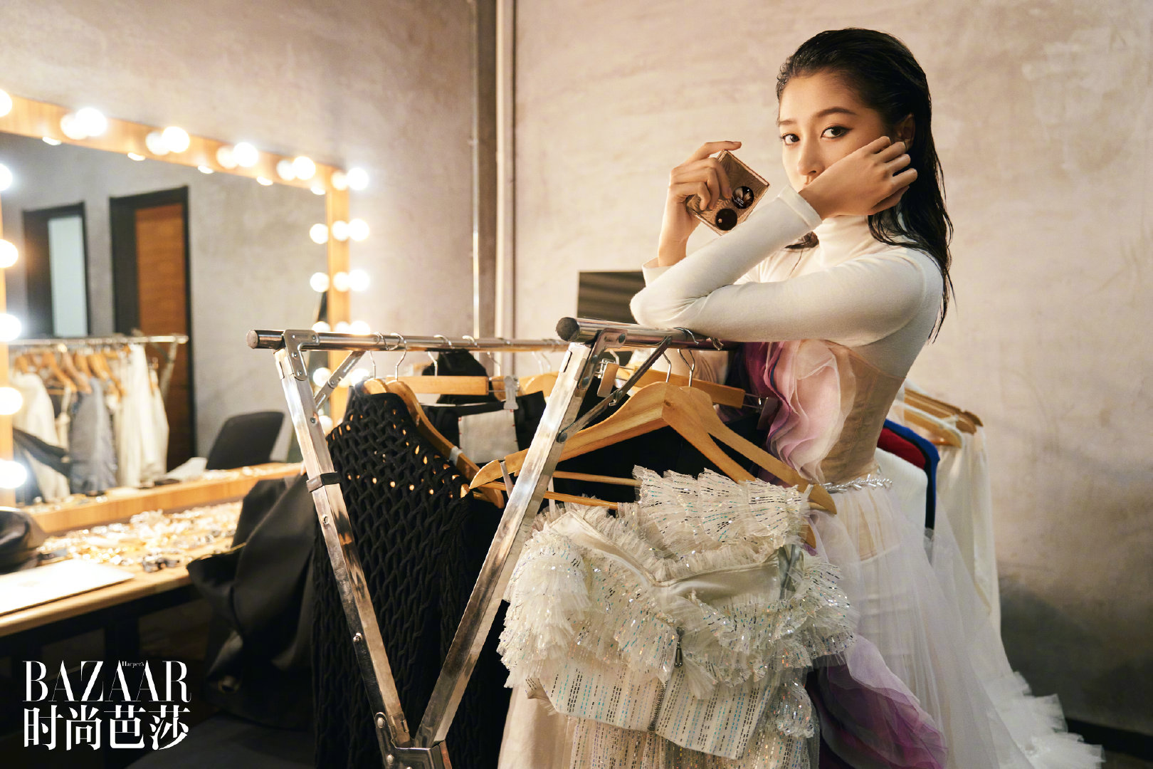 50 tonos de oro: la revista Harper's Bazaar publicó una foto del teléfono inteligente plegable Huawei P50 Pocket 50 tonos de oro: la revista Harper's Bazaar publicó una foto del teléfono inteligente plegable Huawei P50 Pocket