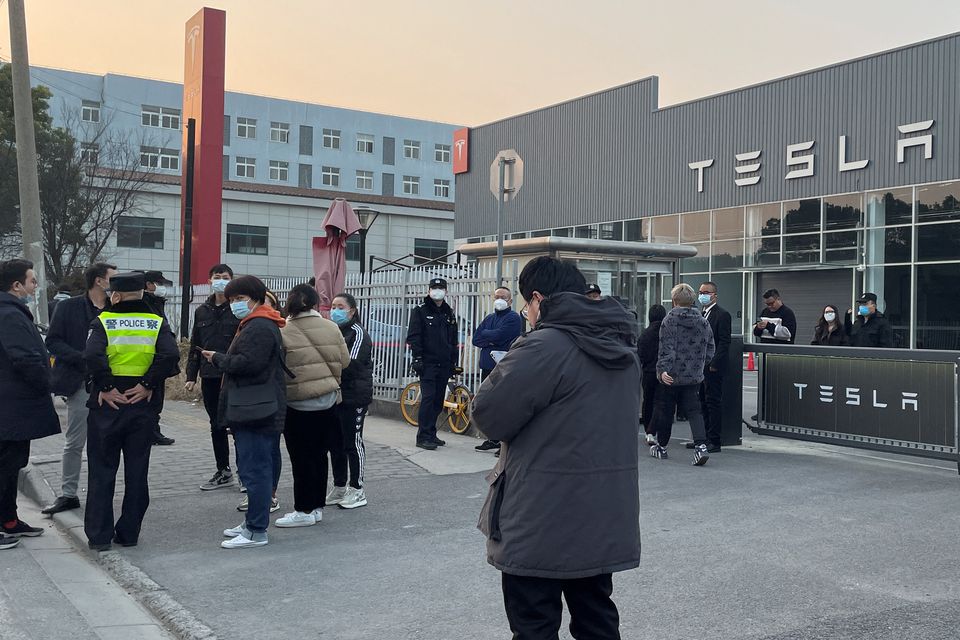 Los nuevos propietarios de Tesla protagonizan protestas en China por la fuerte caída del precio de los coches Los nuevos propietarios de Tesla protagonizan protestas en China por la fuerte caída del precio de los coches