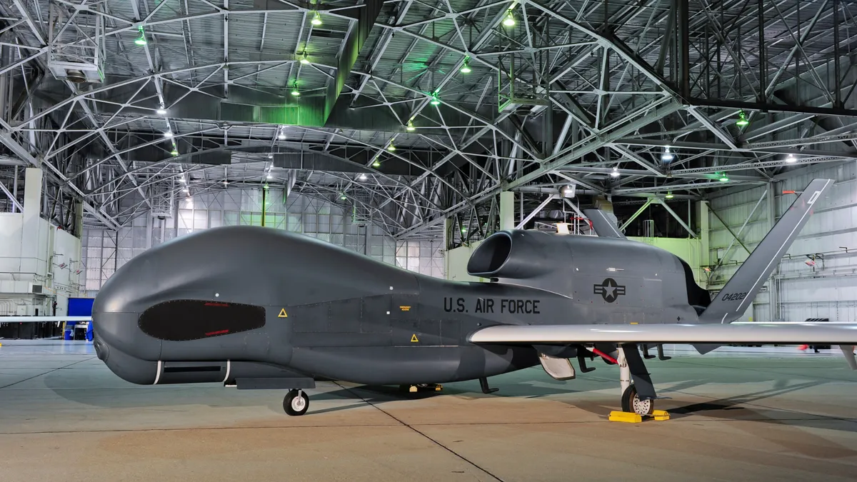 Estados Unidos utiliza el gigantesco avión no tripulado RQ-4 Global Hawk, valorado en más de 200 millones de dólares, en las pruebas de armas hipersónicas Estados Unidos utiliza el gigantesco avión no tripulado RQ-4 Global Hawk, valorado en más de 200 millones de dólares, en las pruebas de armas hipersónicas