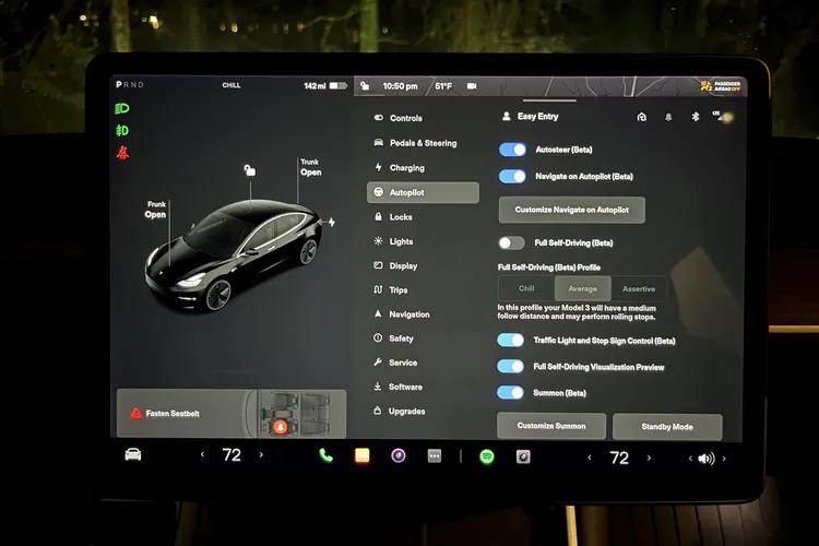 Un hacker de Tesla revela el "modo Elon" secreto para usar el FSD sin manos