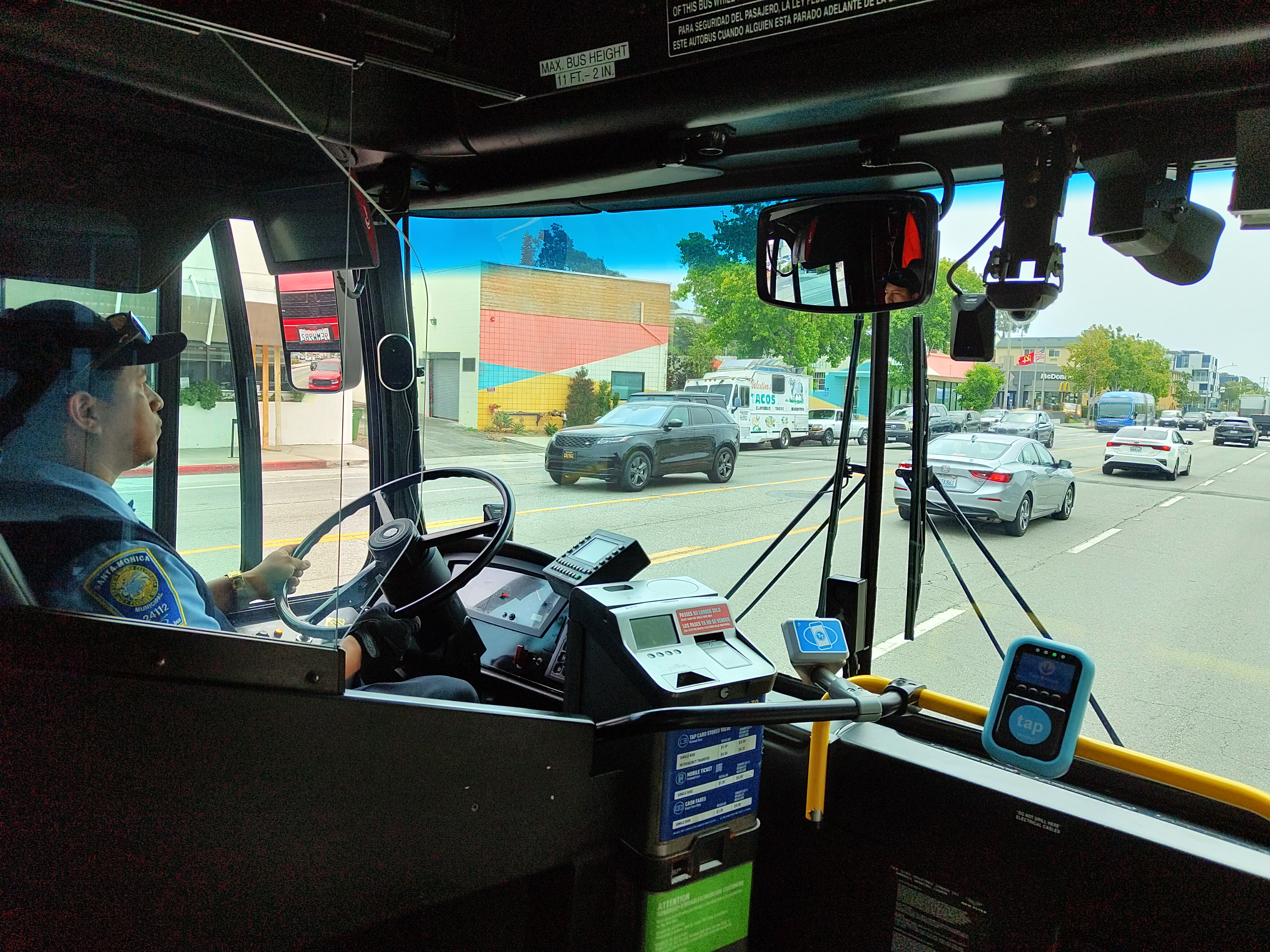En EE.UU., los autobuses están equipados con inteligencia artificial que multa automáticamente a los coches aparcados en la línea de autobuses. En EE.UU., los autobuses están equipados con inteligencia artificial que multa automáticamente a los coches aparcados en la línea de autobuses.