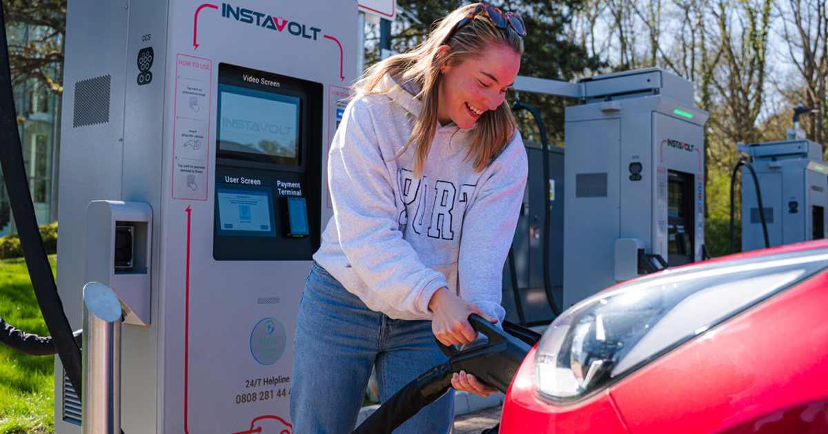Carga del futuro: ¿qué tiene preparado la red de estaciones de servicio eléctricas? El futuro está a la vuelta de la esquina: Nuevas estaciones de carga para vehículos eléctricos