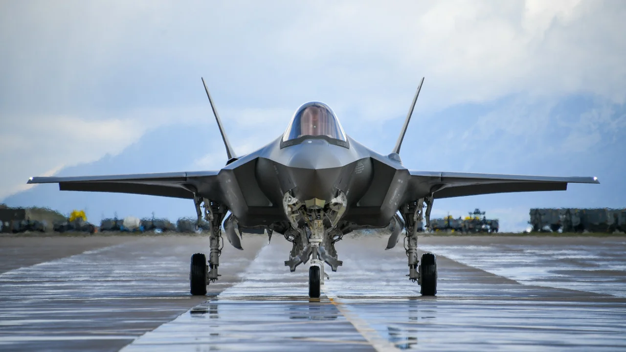 Lockheed Martin ha recibido casi 100 millones de dólares para adquirir materiales para la producción de 147 cazas de quinta generación F-35 Lightning II Lockheed Martin ha recibido casi 100 millones de dólares para adquirir materiales para la producción de 147 cazas de quinta generación F-35 Lightning II