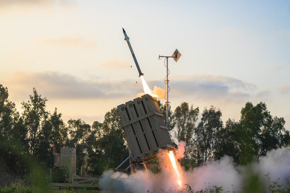 Raytheon y Rafael construirán una planta en EE.UU. para producir interceptores de misiles Tamir y SkyHunter para el sistema de defensa antiaérea Cúpula de Hierro Raytheon y Rafael construirán una planta en EE.UU. para producir interceptores de misiles Tamir y SkyHunter para el sistema de defensa antiaérea Cúpula de Hierro
