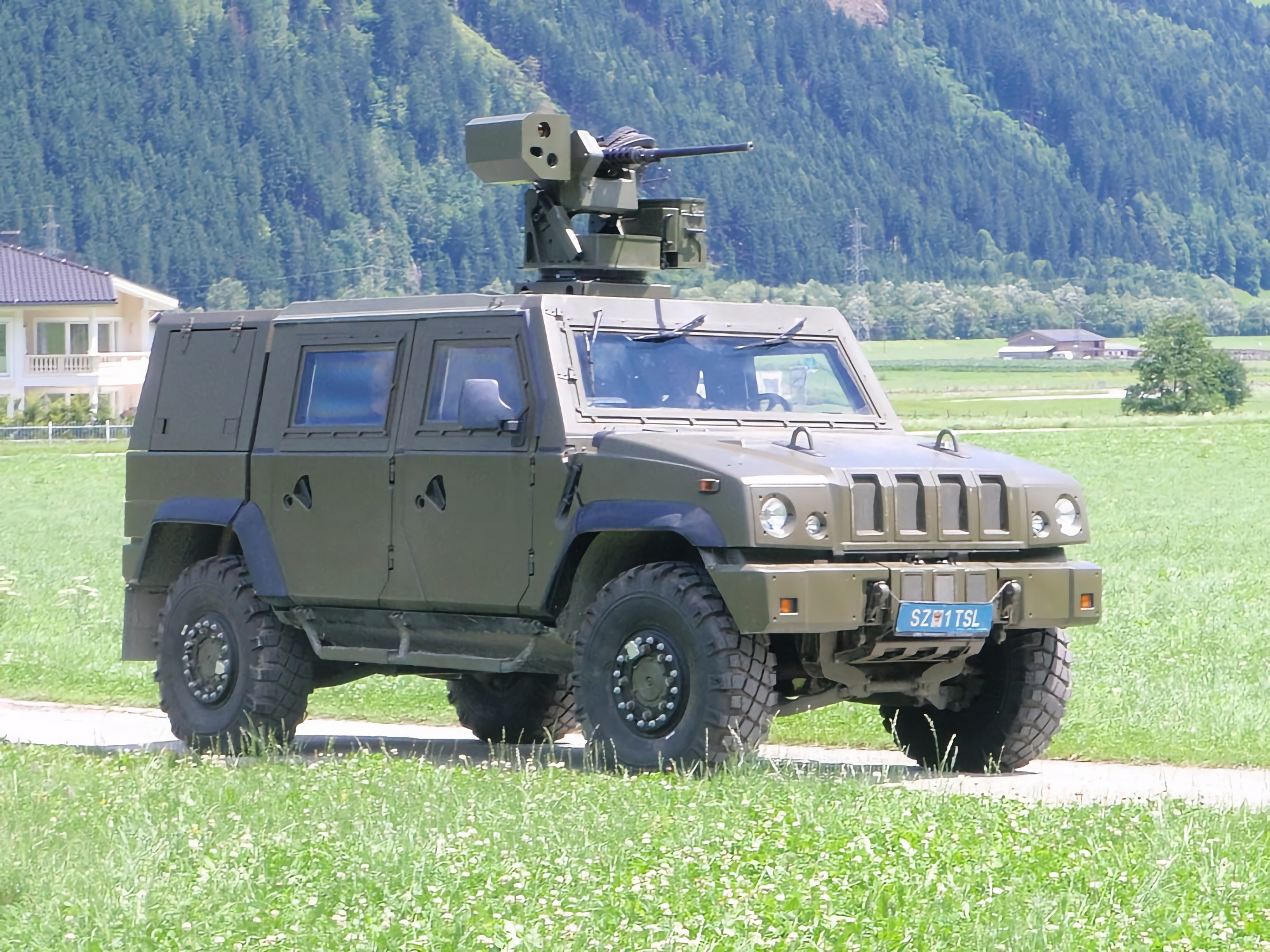 Los paracaidistas ucranianos utilizan vehículos blindados italianos Iveco LMV con ametralladoras M2 Browning en el frente Los paracaidistas ucranianos utilizan vehículos blindados italianos Iveco LMV con ametralladoras M2 Browning en el frente