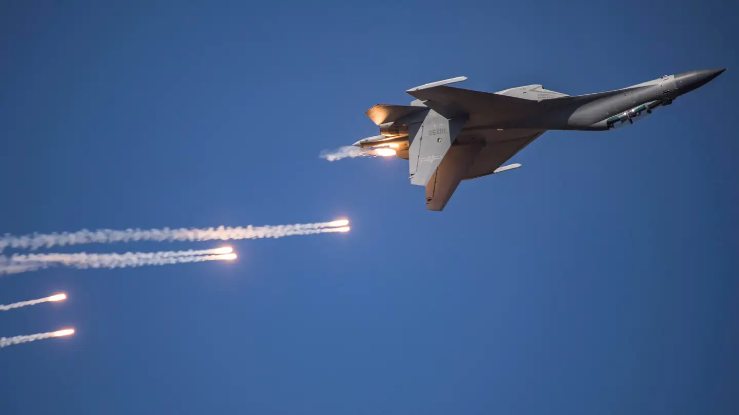 El caza chino J-16 realiza una maniobra agresiva frente al RC-135 de la Fuerza Aérea de EEUU, provocando turbulencias en la aeronave estadounidense El caza chino J-16 realiza una maniobra agresiva frente al RC-135 de la Fuerza Aérea de EEUU, provocando turbulencias en la aeronave estadounidense