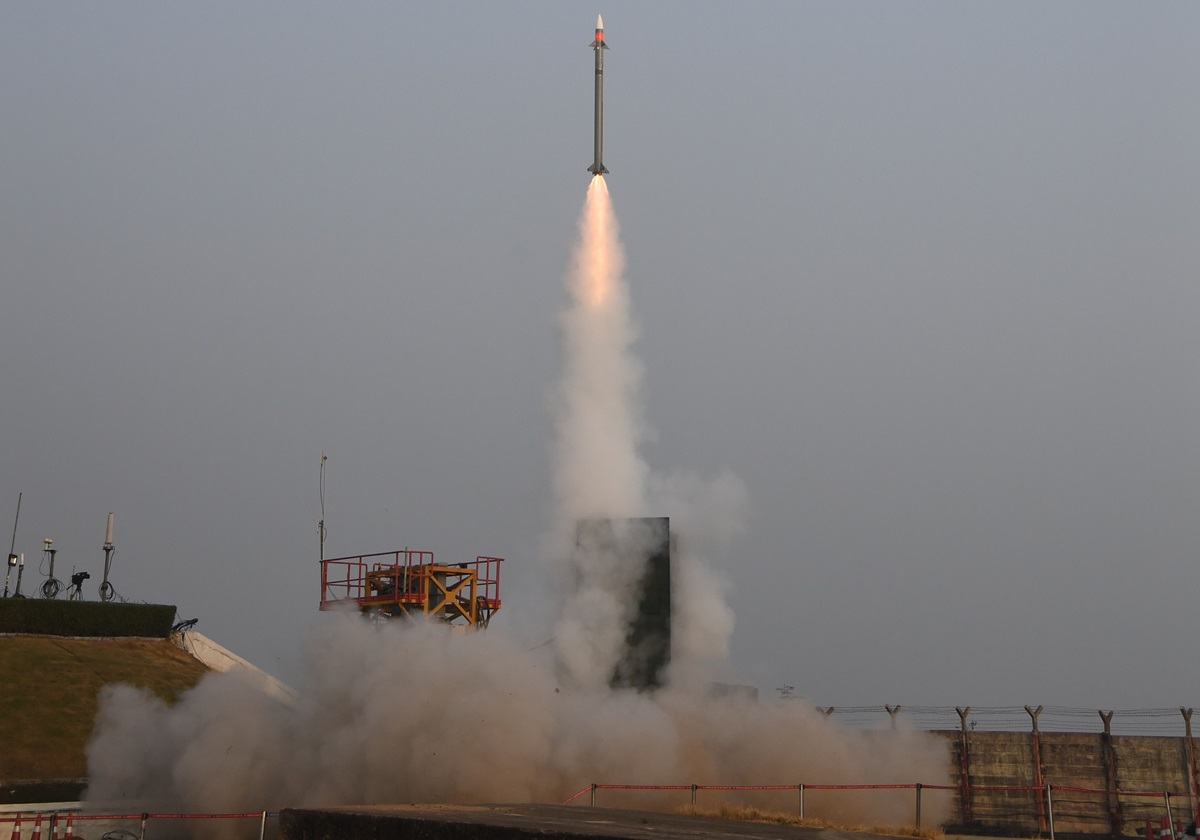 India está construyendo su propio sistema de defensa antiaérea capaz de derribar misiles, drones, aviones, helicópteros y municiones de precisión en un radio de 350 km. India está construyendo su propio sistema de defensa antiaérea capaz de derribar misiles, drones, aviones, helicópteros y municiones de precisión en un radio de 350 km.