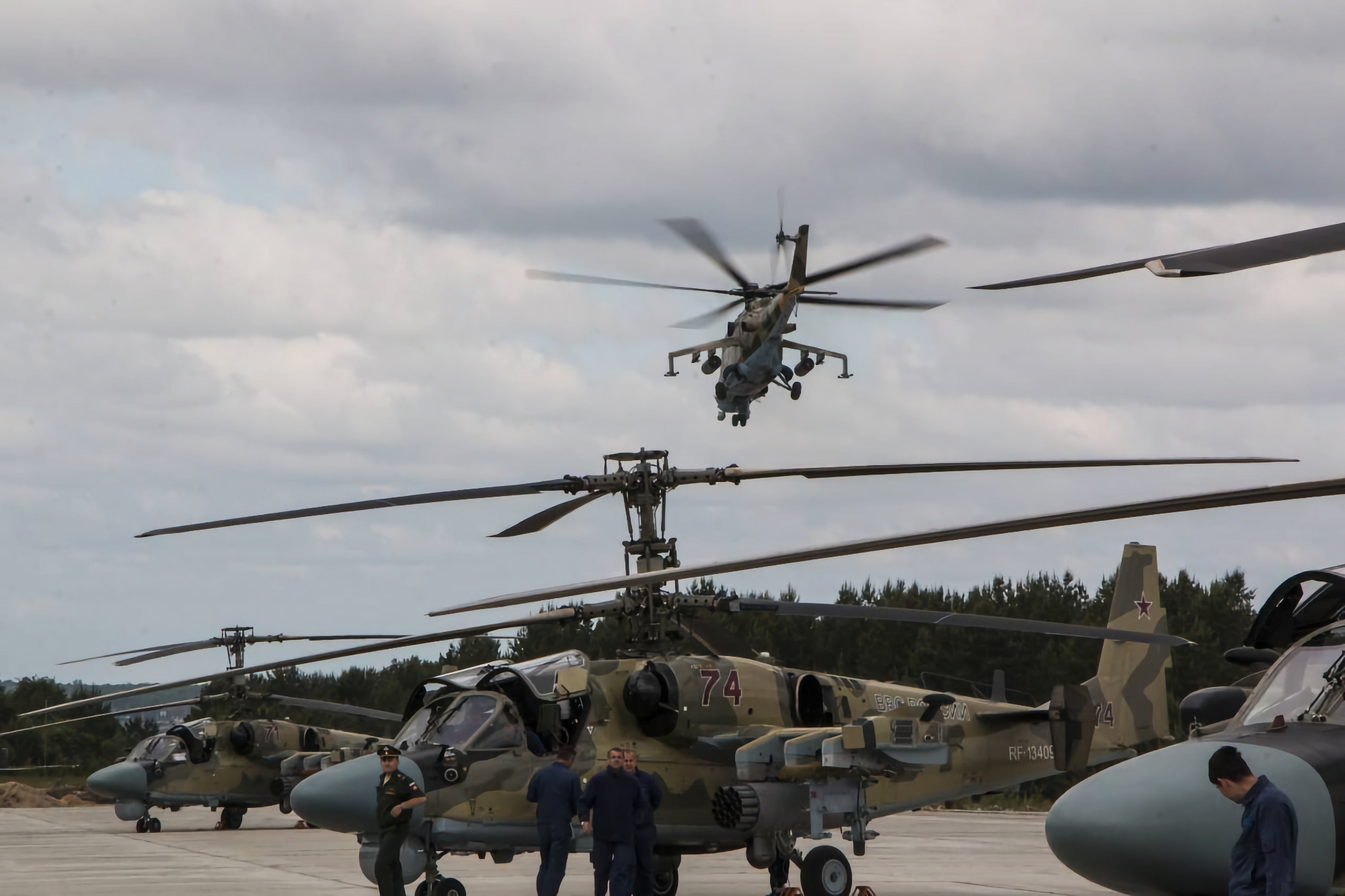 Las AFU atacaron aeropuertos donde tenían su base helicópteros rusos Ka-52, Mi-28 y Mi-8. Las AFU atacaron aeropuertos donde tenían su base helicópteros rusos Ka-52, Mi-28 y Mi-8.