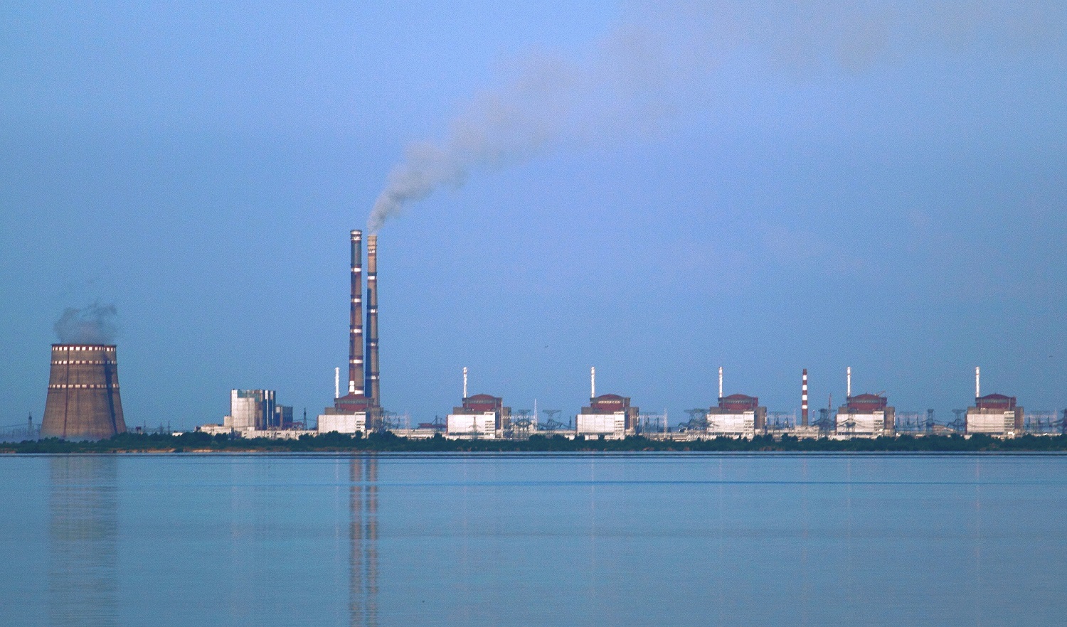Los rusos bombardean la central nuclear de Zaporizhzhya, la mayor de Europa, con seis unidades de 6.000 MW Los rusos bombardean la central nuclear de Zaporizhzhya, la mayor de Europa, con seis unidades de 6.000 MW