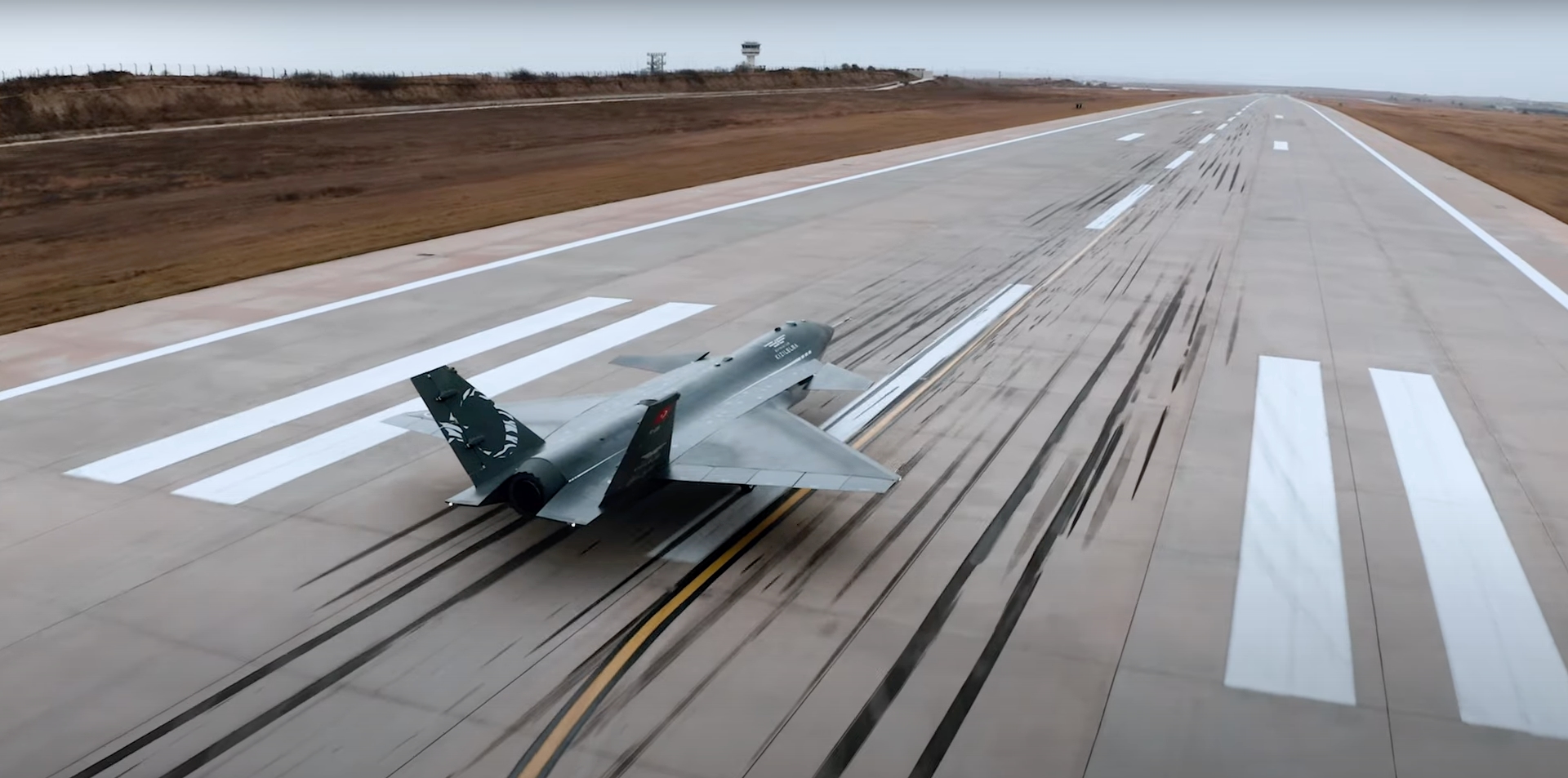 Bayraktar probó el UAV a reacción Kizilelma en la pista de aterrizaje Bayraktar probó el UAV a reacción Kizilelma en la pista de aterrizaje