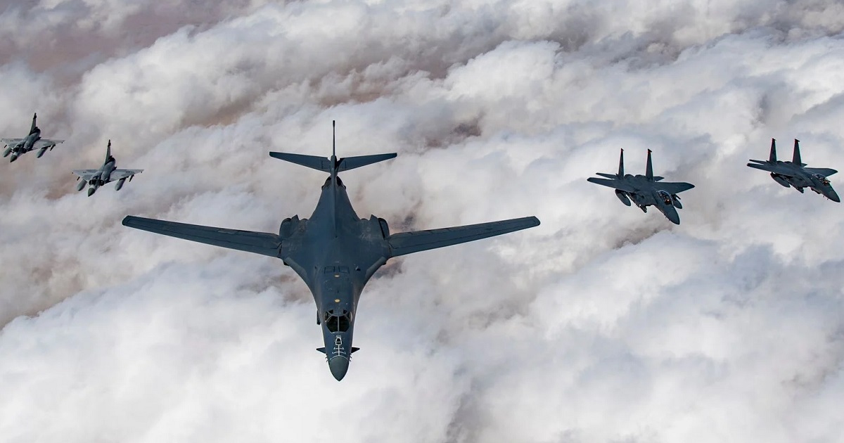 Estados Unidos volvió a enviar un bombardero estratégico supersónico B-1B Lancer a Corea del Sur después de que Corea del Norte lanzara un misil balístico intercontinental Estados Unidos volvió a enviar un bombardero estratégico supersónico B-1B Lancer a Corea del Sur después de que Corea del Norte lanzara un misil balístico intercontinental