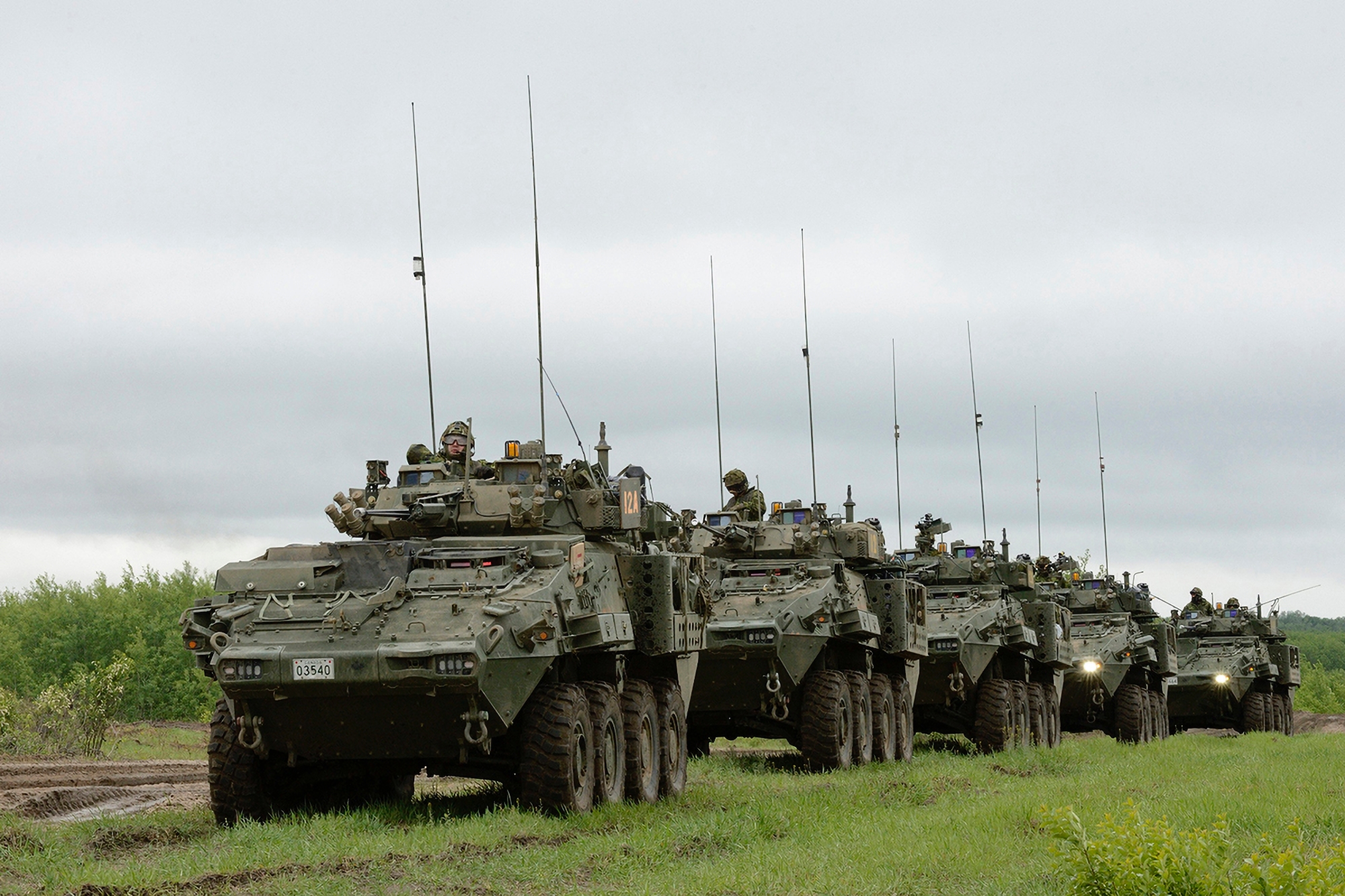 Los vehículos blindados canadienses LAV II ACSV con ametralladoras de 7,62 mm están de camino a Ucrania Los vehículos blindados canadienses LAV II ACSV con ametralladoras de 7,62 mm están de camino a Ucrania