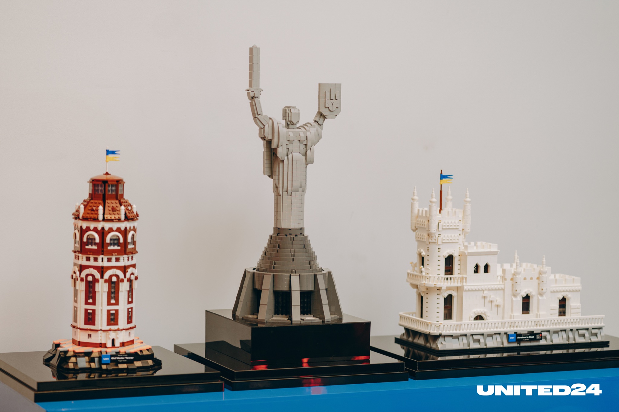 UNITED24 presentó los hitos de Ucrania hechos con cubos de LEGO: la Madre Ucrania, la torre de agua de Mariupol y el Nido de Golondrina. UNITED24 presentó los hitos de Ucrania hechos con cubos de LEGO: la Madre Ucrania, la torre de agua de Mariupol y el Nido de Golondrina.