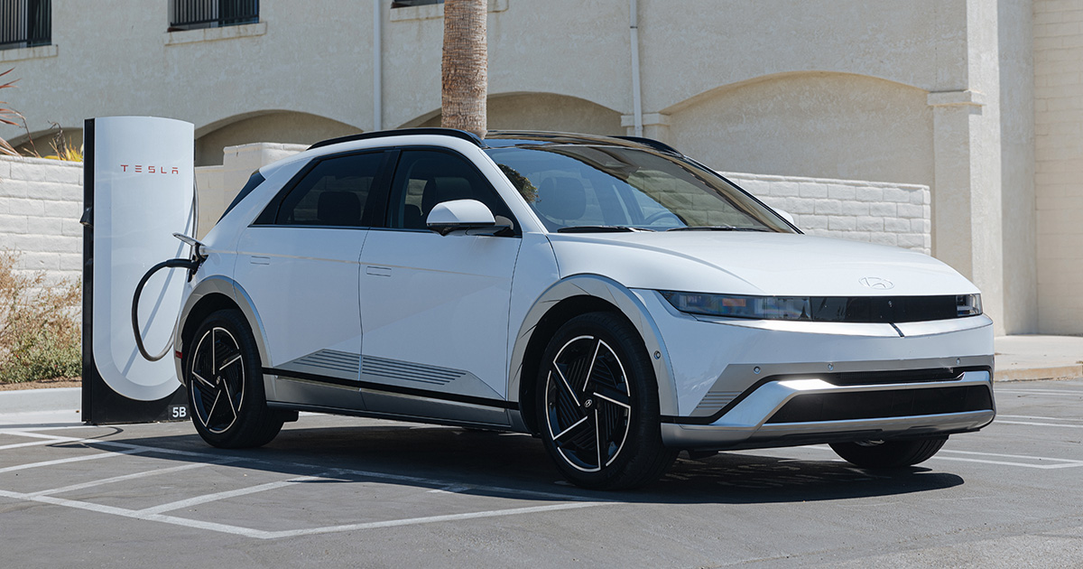 Gran avance en compatibilidad: El Supercargador de Tesla carga el Hyundai Ioniq 5 Hyundai Ioniq 5 cargado con éxito en una estación Supercharger de Tesla