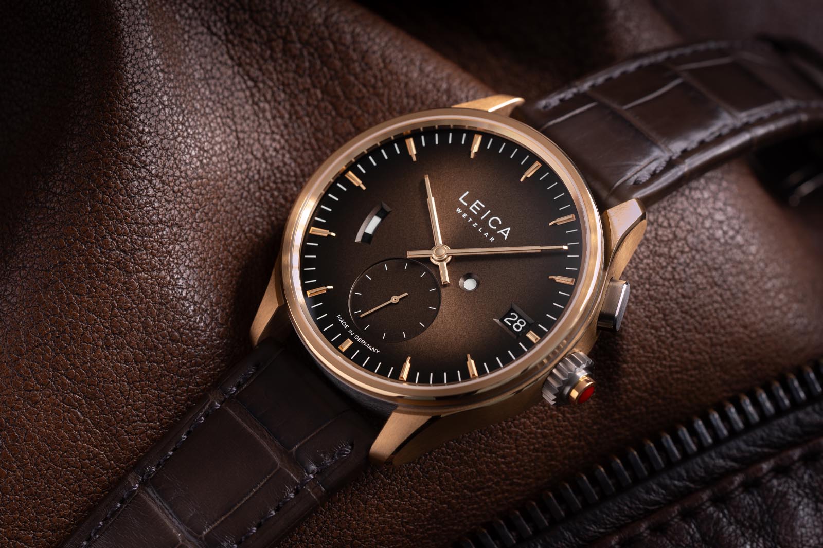 Leica ha presentado el reloj ZM 1 Gold Edición Limitada con caja de oro de 18 quilates y correa de aligátor por 28.000 dólares. Leica ha presentado el reloj ZM 1 Gold Edición Limitada con caja de oro de 18 quilates y correa de aligátor por 28.000 dólares.