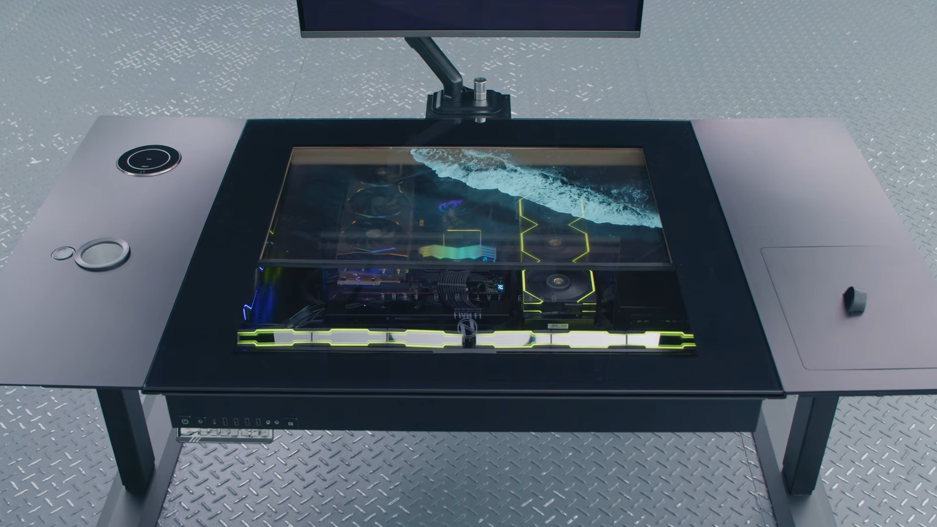 Lian Li ha presentado la DK-07, la original carcasa de sobremesa para PC con pantalla OLED transparente integrada. Lian Li ha presentado la DK-07, la original carcasa de sobremesa para PC con pantalla OLED transparente integrada.