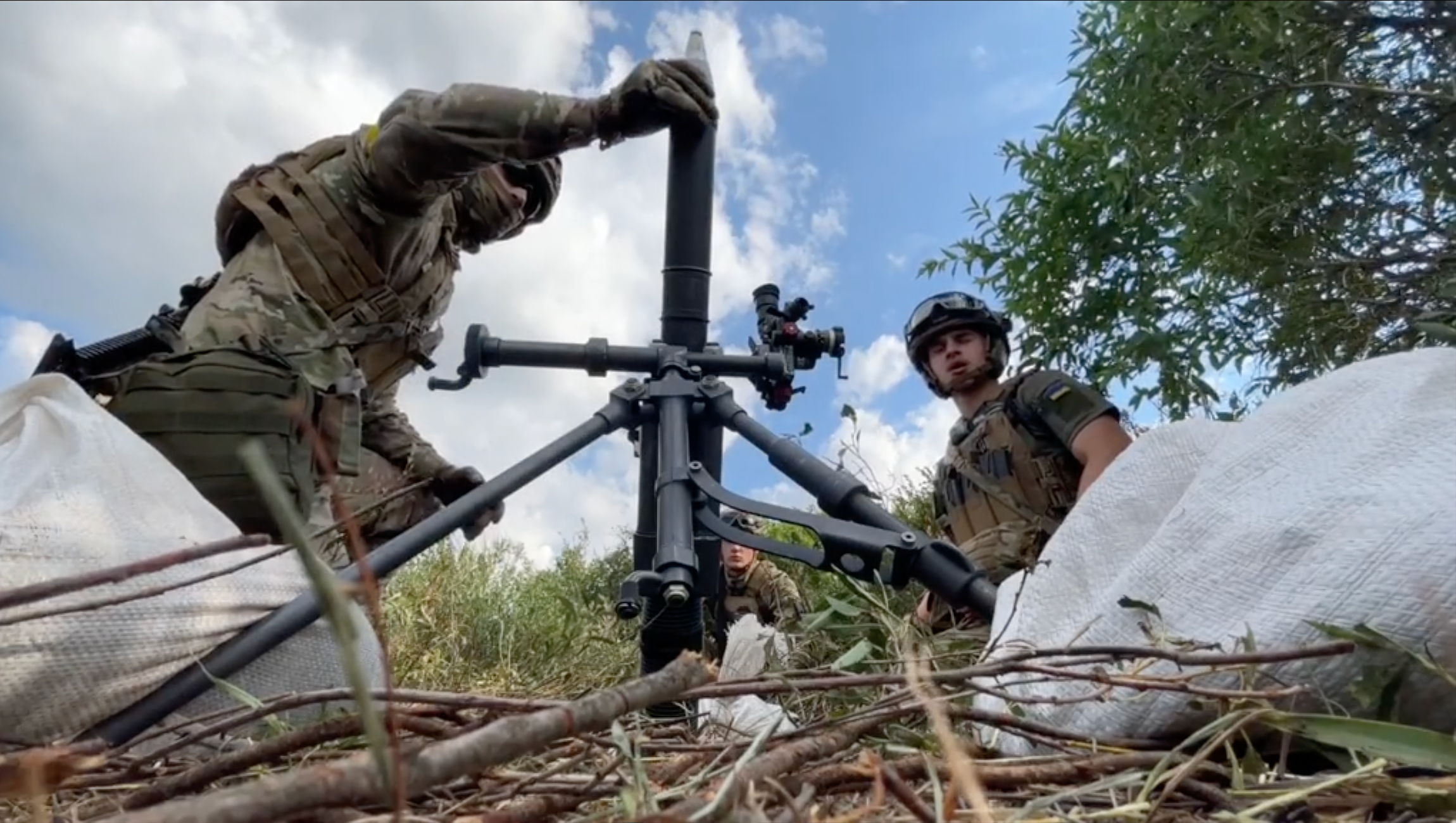APU disparando a posiciones enemigas con morteros estadounidenses M224 Mortar (video) APU disparando a posiciones enemigas con morteros estadounidenses M224 Mortar (video)