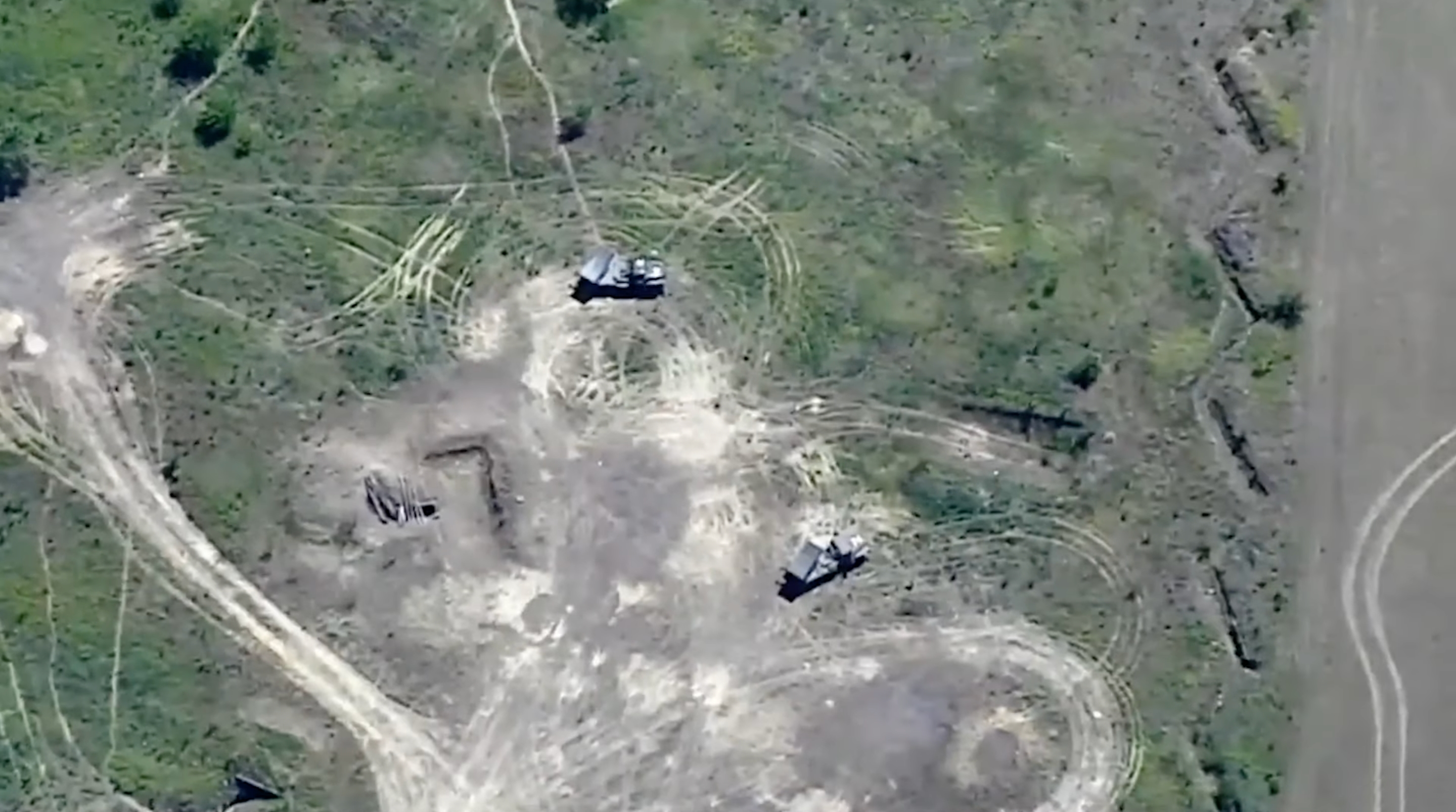 Las Fuerzas Armadas de Ucrania con la ayuda de los obuses M777 quemaron tres "Grad" rusos (video) Las Fuerzas Armadas de Ucrania con la ayuda de los obuses M777 quemaron tres "Grad" rusos (video)