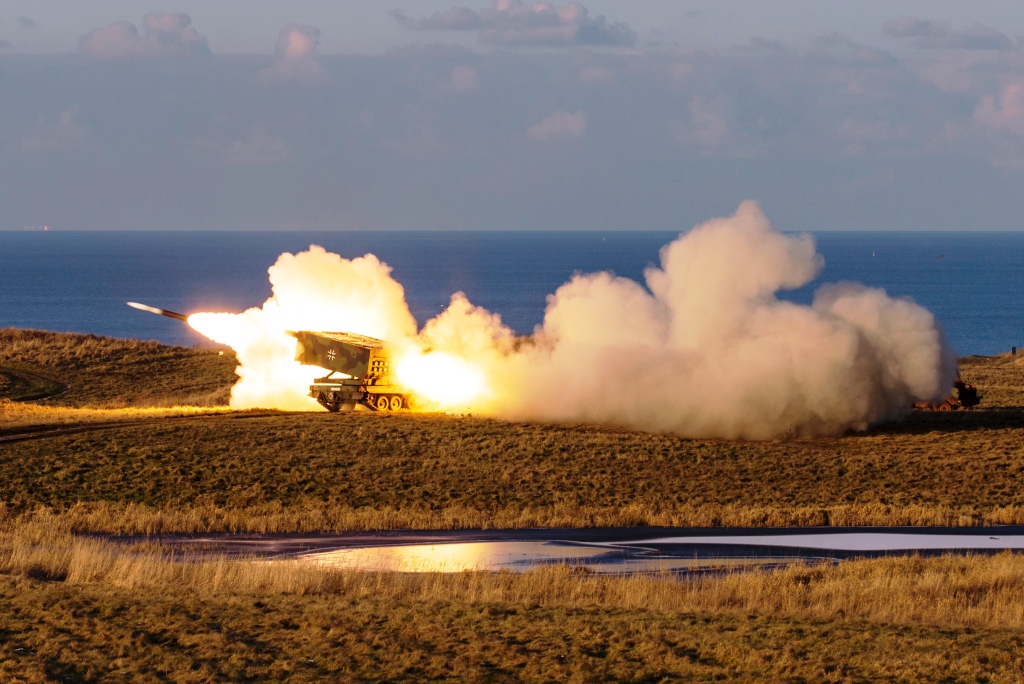 Misil de apoyo al fuego conjunto: misil de crucero para HIMARS, M270 MLRS y MARS II con un alcance de lanzamiento de 499 km y una potencia de nivel GMLRS Misil de apoyo al fuego conjunto: misil de crucero para HIMARS, M270 MLRS y MARS II con un alcance de lanzamiento de 499 km y una potencia de nivel GMLRS