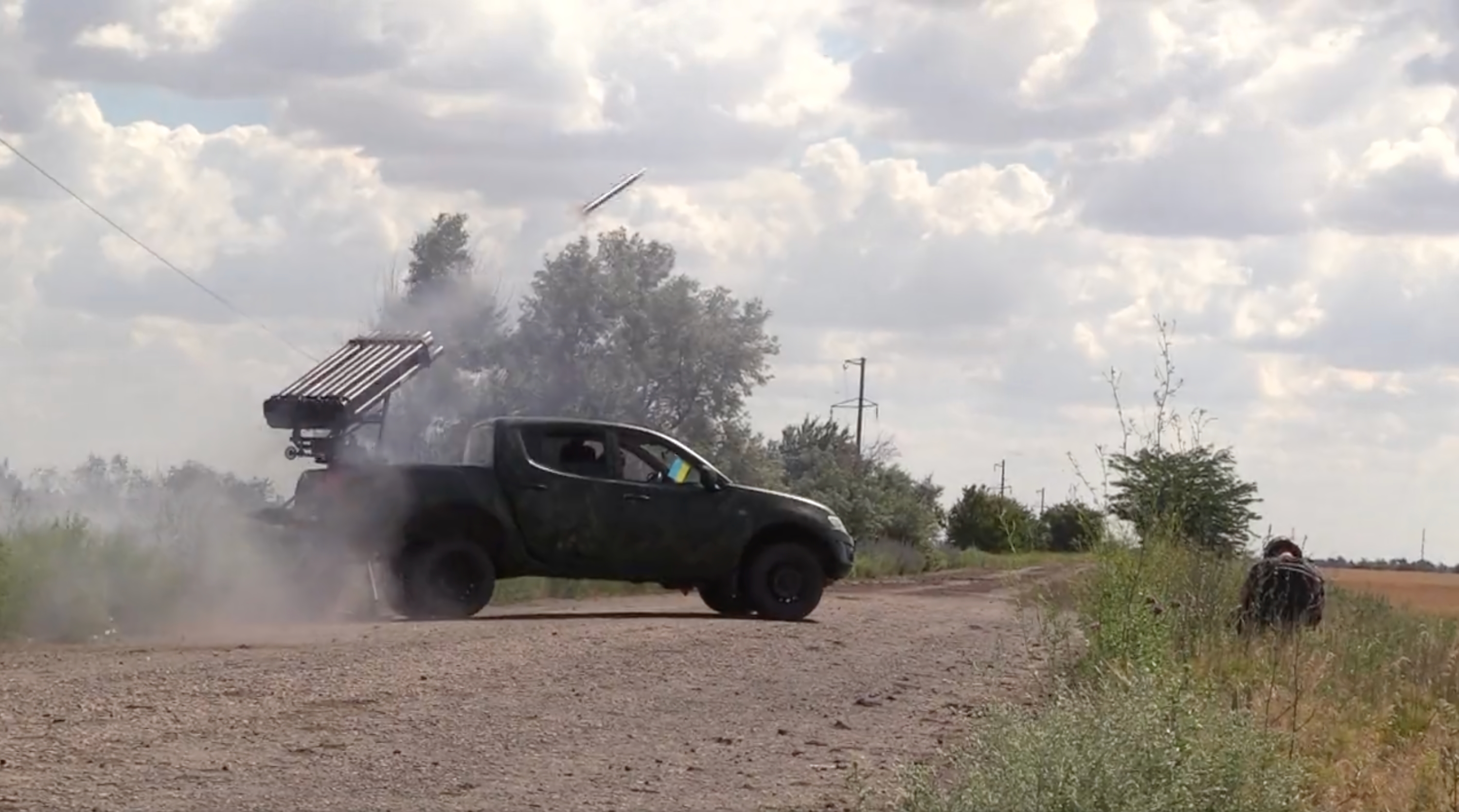 Las Fuerzas Armadas de Ucrania instalaron un lanzador desde un helicóptero Ka-52 derribado en un Mitsubishi L200 y dispararon contra rashists (video) Las Fuerzas Armadas de Ucrania instalaron un lanzador desde un helicóptero Ka-52 derribado en un Mitsubishi L200 y dispararon contra rashists (video)