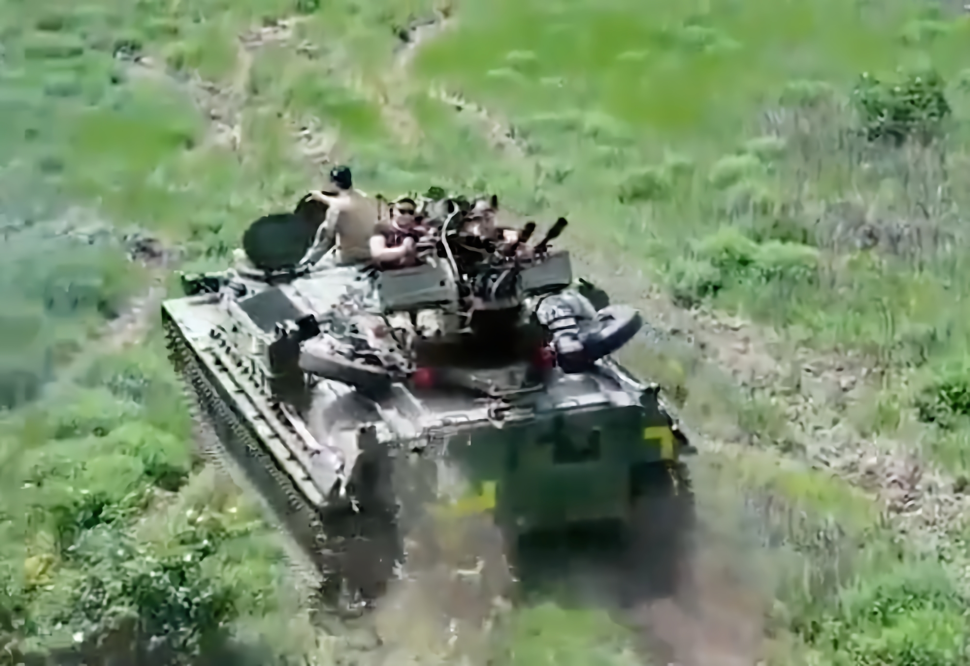 Las fuerzas armadas ucranianas se apoderaron de un vehículo blindado ruso MT-LBVM, le instalaron un cañón antiaéreo ZU-23-2 y lo enviaron al frente Las fuerzas armadas ucranianas se apoderaron de un vehículo blindado ruso MT-LBVM, le instalaron un cañón antiaéreo ZU-23-2 y lo enviaron al frente