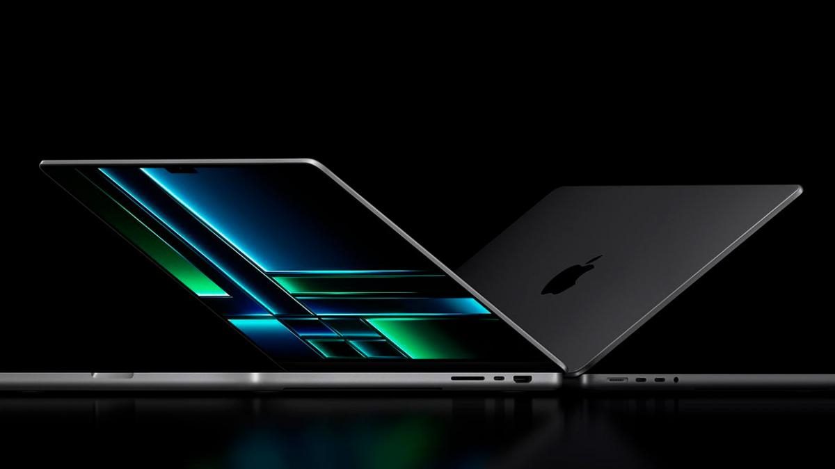 Apple trabaja en un portátil con pantalla plegable