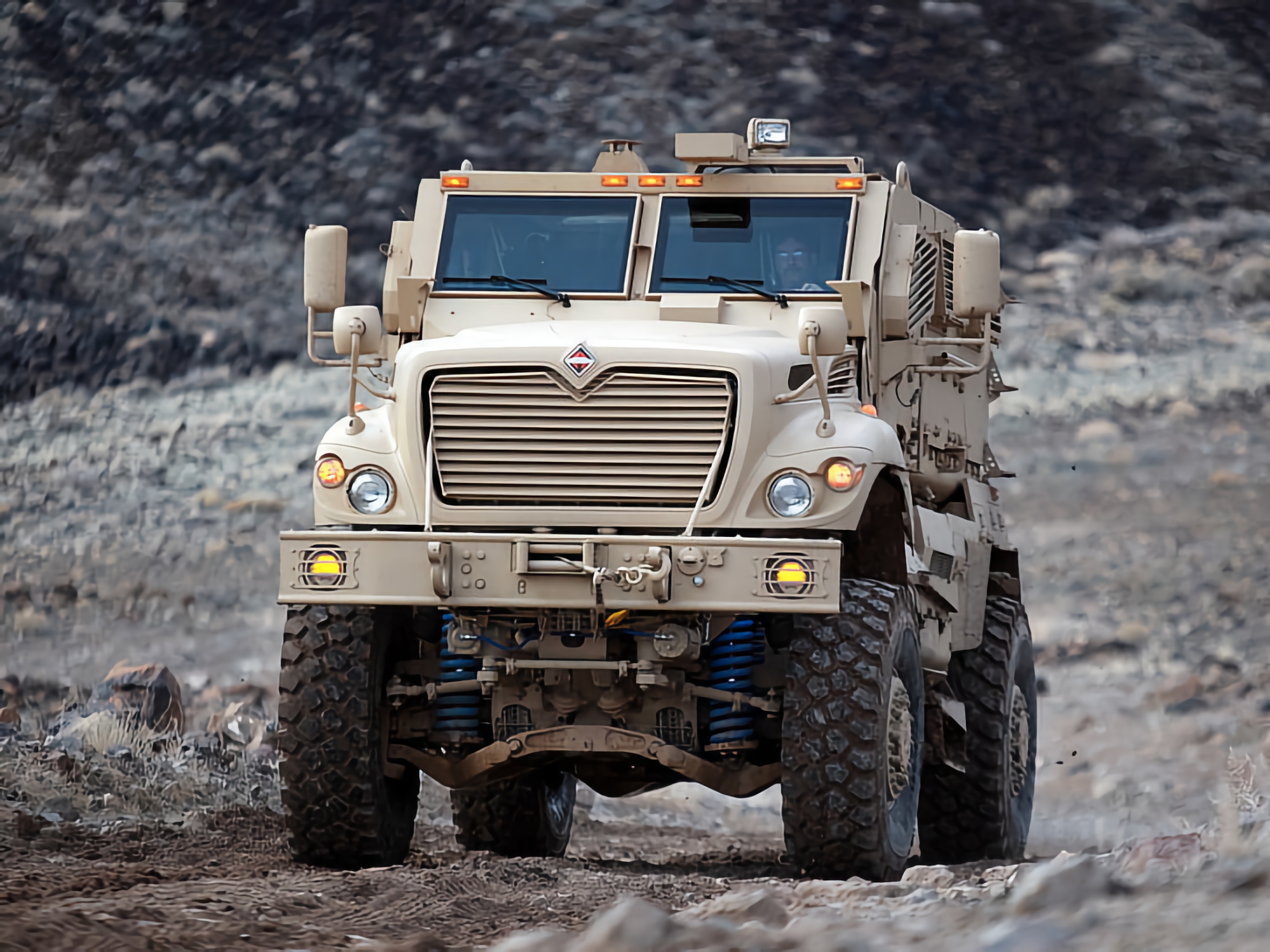 Ucrania recibe al menos 18 vehículos blindados US International MaxxPro