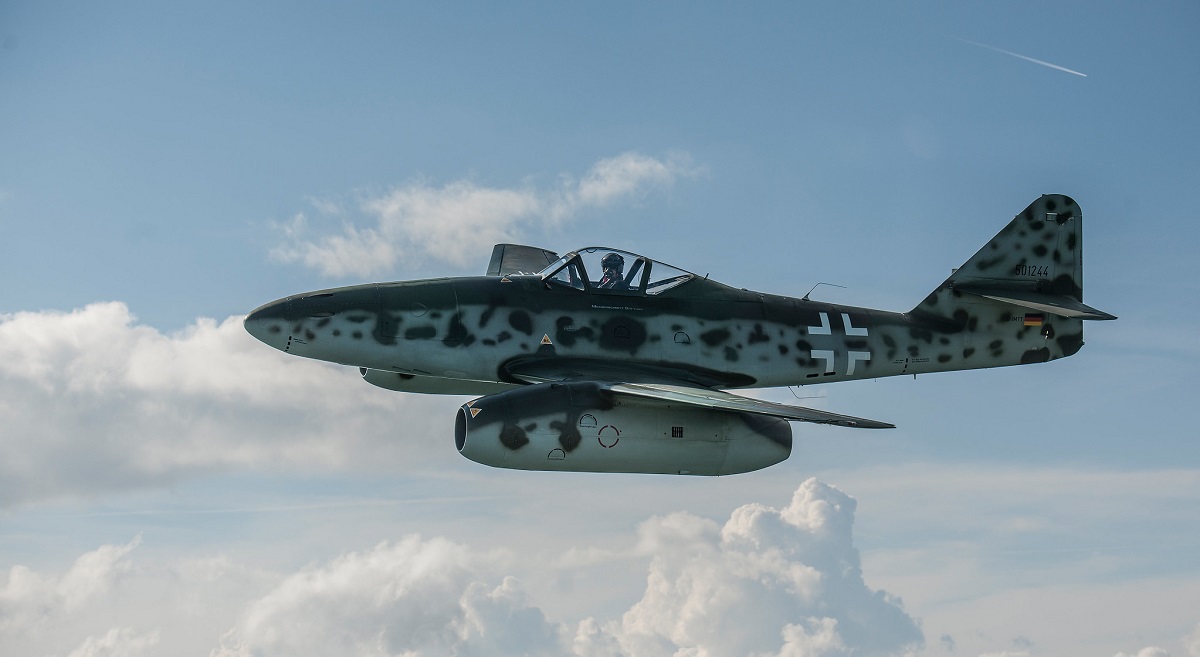 En el Reino Unido, una réplica del primer caza Messerschmitt Me.262 de generación cero surcó los cielos en la exposición RIAT. En el Reino Unido, una réplica del primer caza Messerschmitt Me.262 de generación cero surcó los cielos en la exposición RIAT.