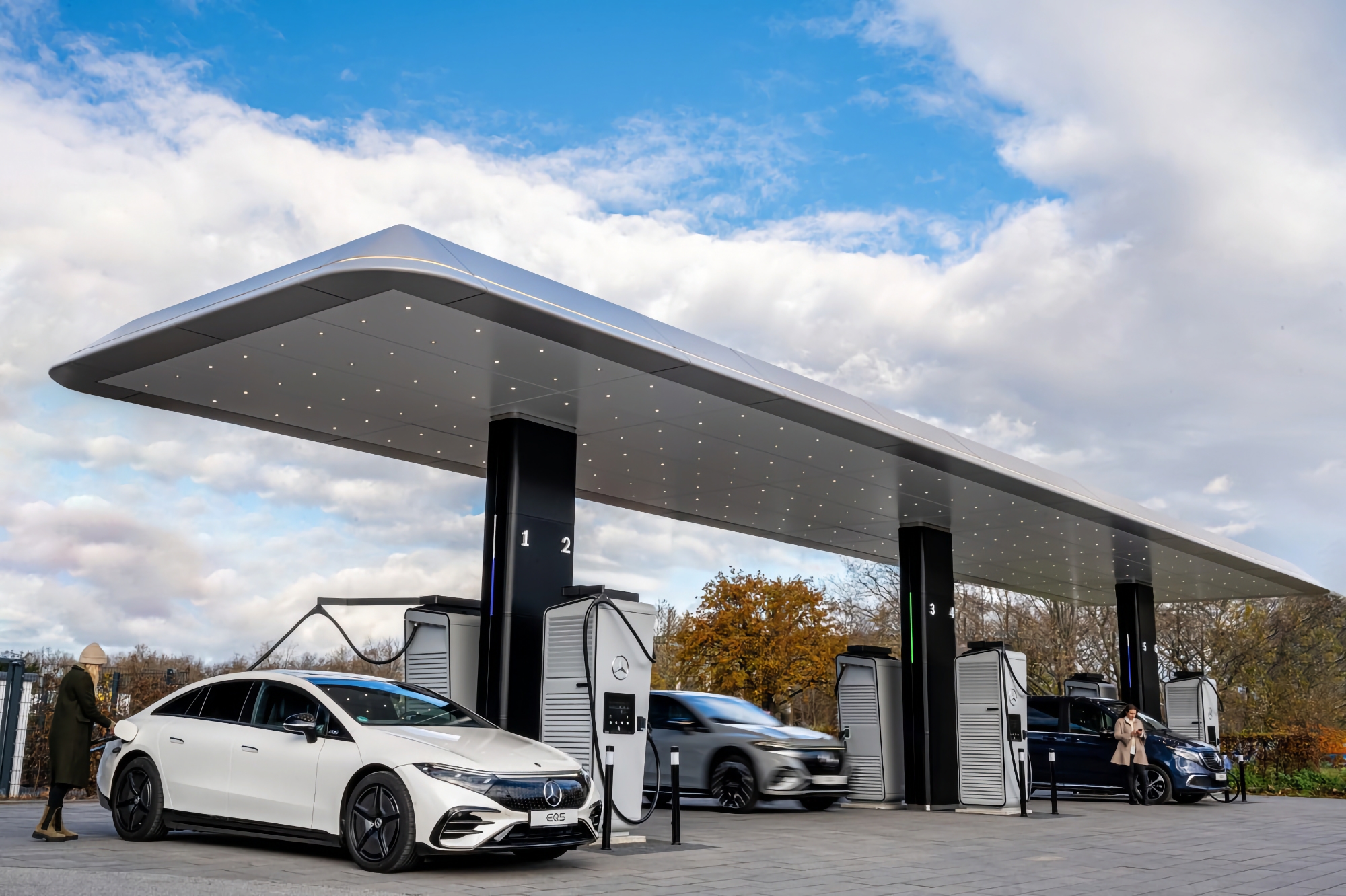 Mercedes ha abierto un centro de marca en Europa con estaciones de recarga para vehículos eléctricos con una capacidad de 300 kW Mercedes ha abierto un centro de marca en Europa con estaciones de recarga para vehículos eléctricos con una capacidad de 300 kW