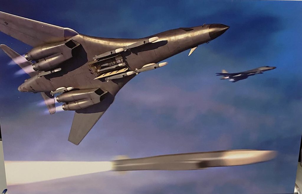 Boeing ha desarrollado un nuevo pilón para transferir las pruebas de misiles hipersónicos del B-52H Stratofortress al bombardero supersónico B-1B Lancer. Boeing ha desarrollado un nuevo pilón para transferir las pruebas de misiles hipersónicos del B-52H Stratofortress al bombardero supersónico B-1B Lancer.
