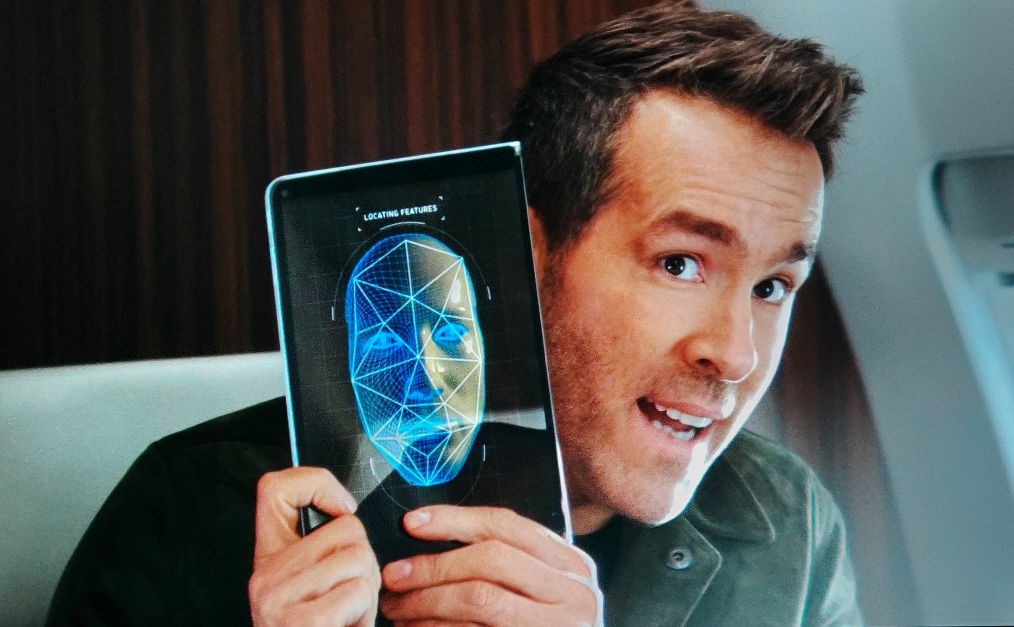 Ryan Reynolds reveló la inédita tableta plegable Microsoft Surface Neo en 'Red Notice' de Netflix Ryan Reynolds reveló la inédita tableta plegable Microsoft Surface Neo en 'Red Notice' de Netflix
