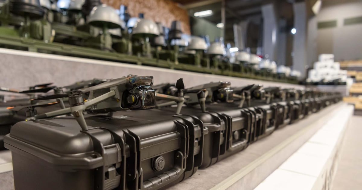 Poroshenko entrega a las Fuerzas Armadas 3.140 drones (Mavic 3 y Molfar) y 50 estaciones domo de guerra electrónica multibanda Shatro (foto) Poroshenko entrega a las Fuerzas Armadas 3.140 drones (Mavic 3 y Molfar) y 50 estaciones domo de guerra electrónica multibanda Shatro (foto)