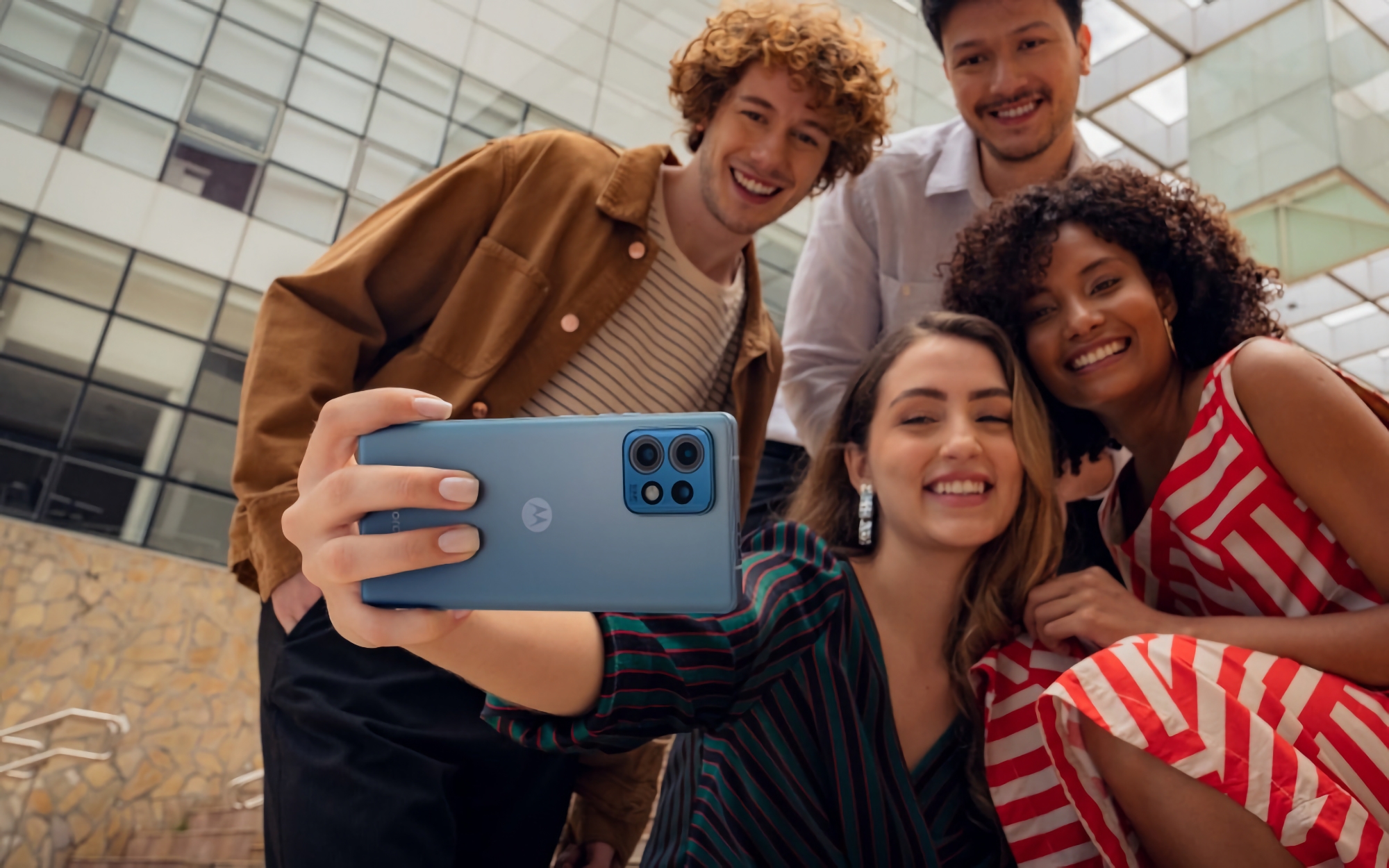 Motorola Edge 40 Pro: pantalla OLED de 165 Hz, chip Snapdragon 8 Gen 2, protección IP68 y batería de 4.600 mAh con carga de 125 W por 899 euros