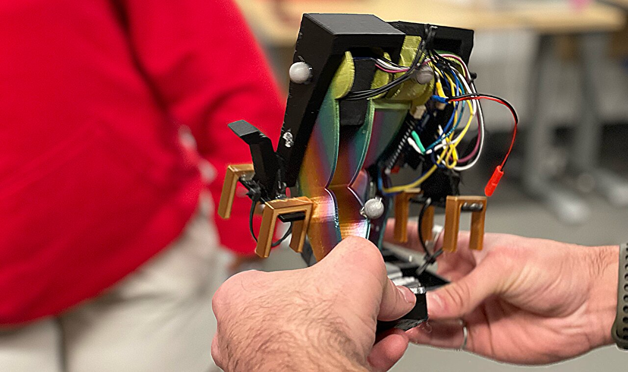 Mugatu: el primer robot bípedo controlado con un solo motor, los desarrolladores quieren reducir su tamaño a LEGO Mugatu: el primer robot bípedo controlado con un solo motor, los desarrolladores quieren reducir su tamaño a LEGO