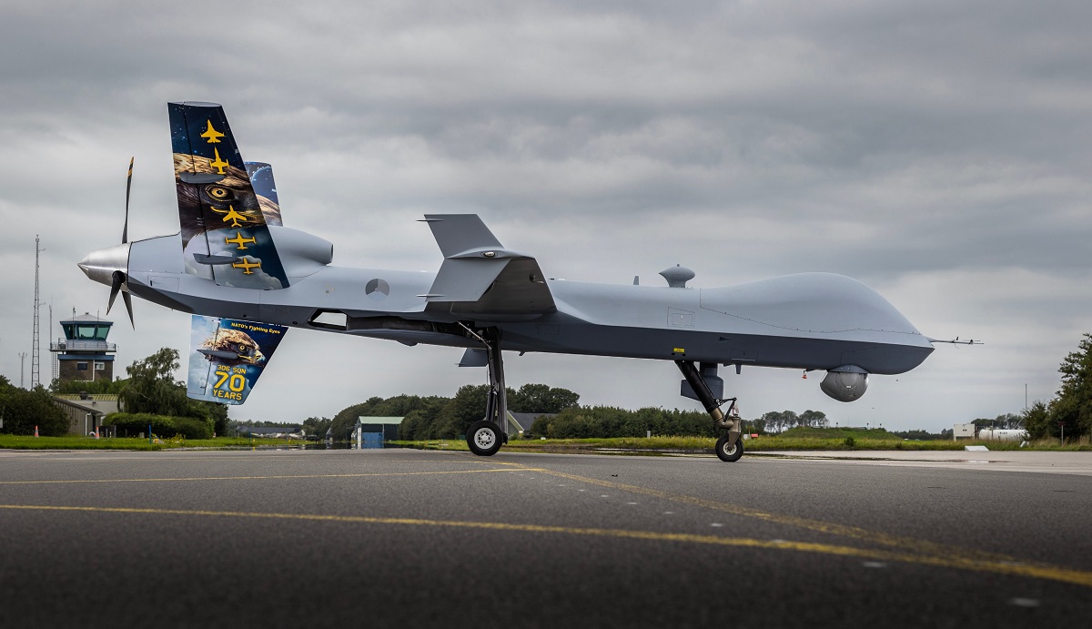 La Real Fuerza Aérea de los Países Bajos ha recibido su primer dron polivalente MQ-9A Reaper, valorado en 30 millones de dólares, que irá armado con bombas GBU-12 y misiles AGM-114 Hellfire II. La Real Fuerza Aérea de los Países Bajos ha recibido su primer dron polivalente MQ-9A Reaper, valorado en 30 millones de dólares, que irá armado con bombas GBU-12 y misiles AGM-114 Hellfire II.