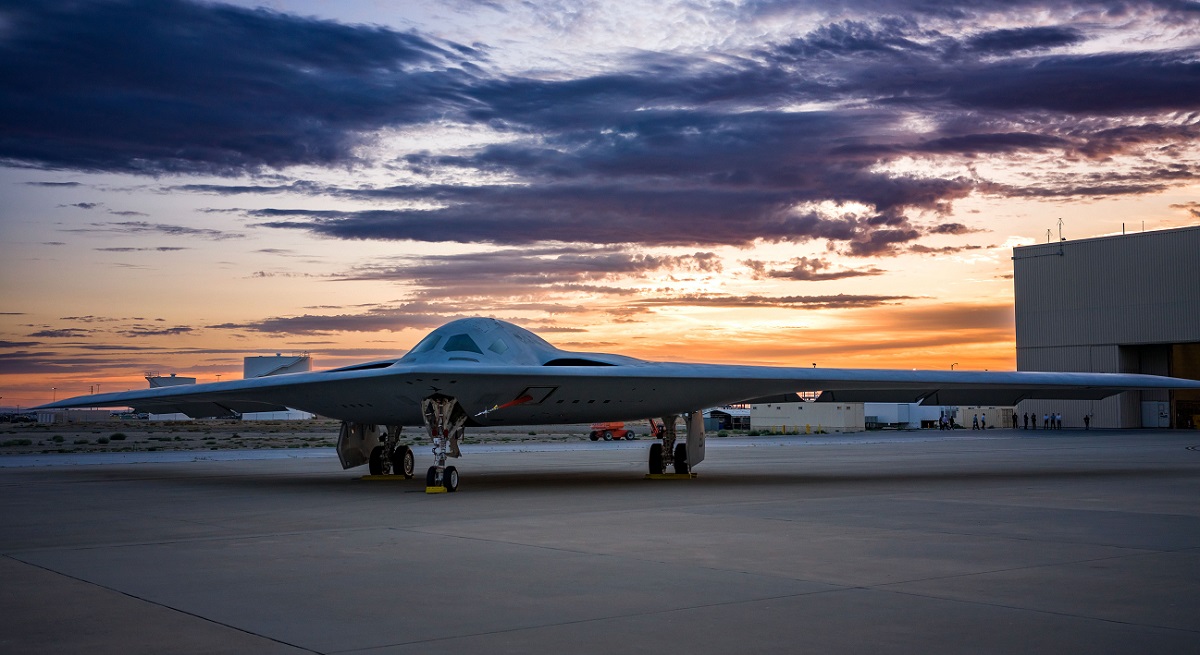 A finales de la década, las Fuerzas Aéreas de EE.UU. podrían tener en servicio entre 24 y 30 aviones B-21 Raider de sexta generación. Se calcula que el bombardero nuclear costará 729,25 millones de dólares. A finales de la década, las Fuerzas Aéreas de EE.UU. podrían tener en servicio entre 24 y 30 aviones B-21 Raider de sexta generación. Se calcula que el bombardero nuclear costará 729,25 millones de dólares.